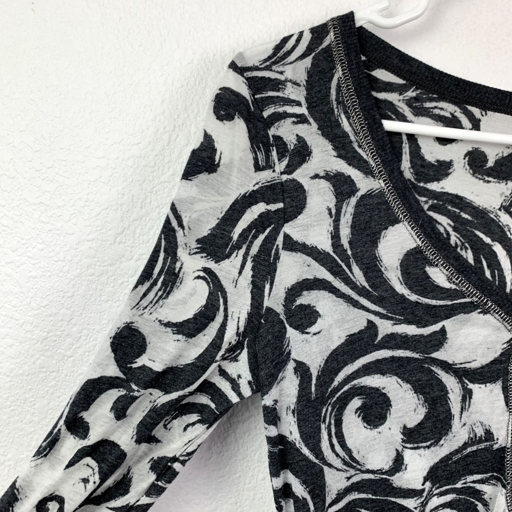 BKE BKE Henley Shirt Gray White Swirl Abstract Long Sleeve Top Medium Juniors Womens Made in Canada Size M / US 6-8 / IT 42-44 - 2 Thumbnail