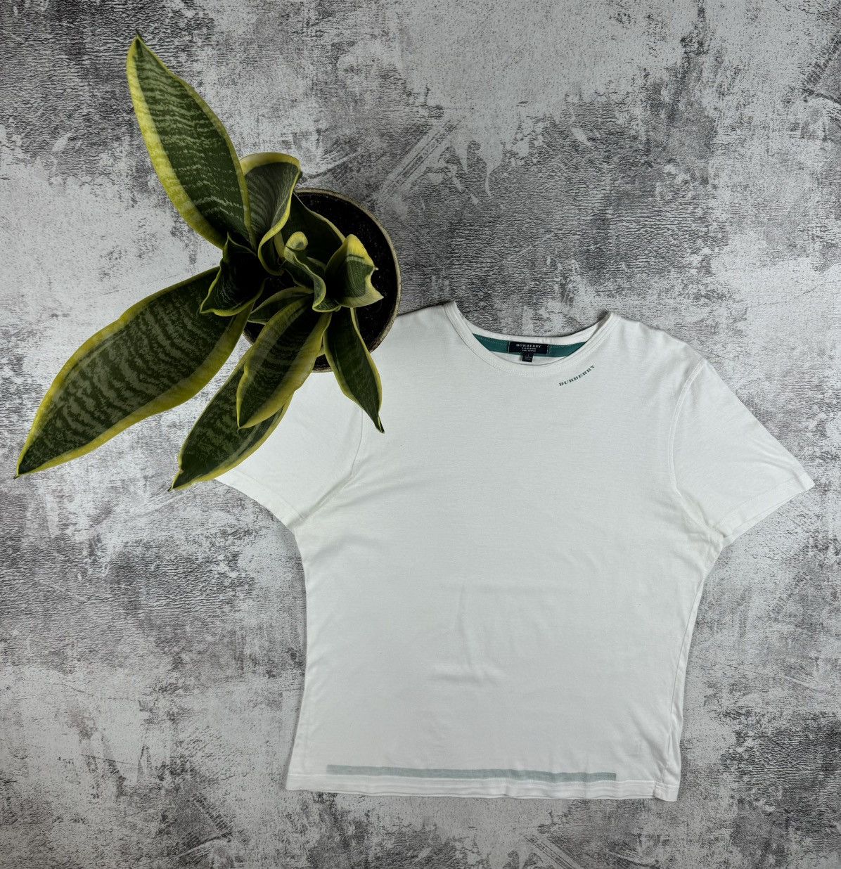 Burberry Burberry London 100% Cotton Basic Mini Neck Logo T Shirt Size US L / EU 52-54 / 3 - 1 Thumbnail