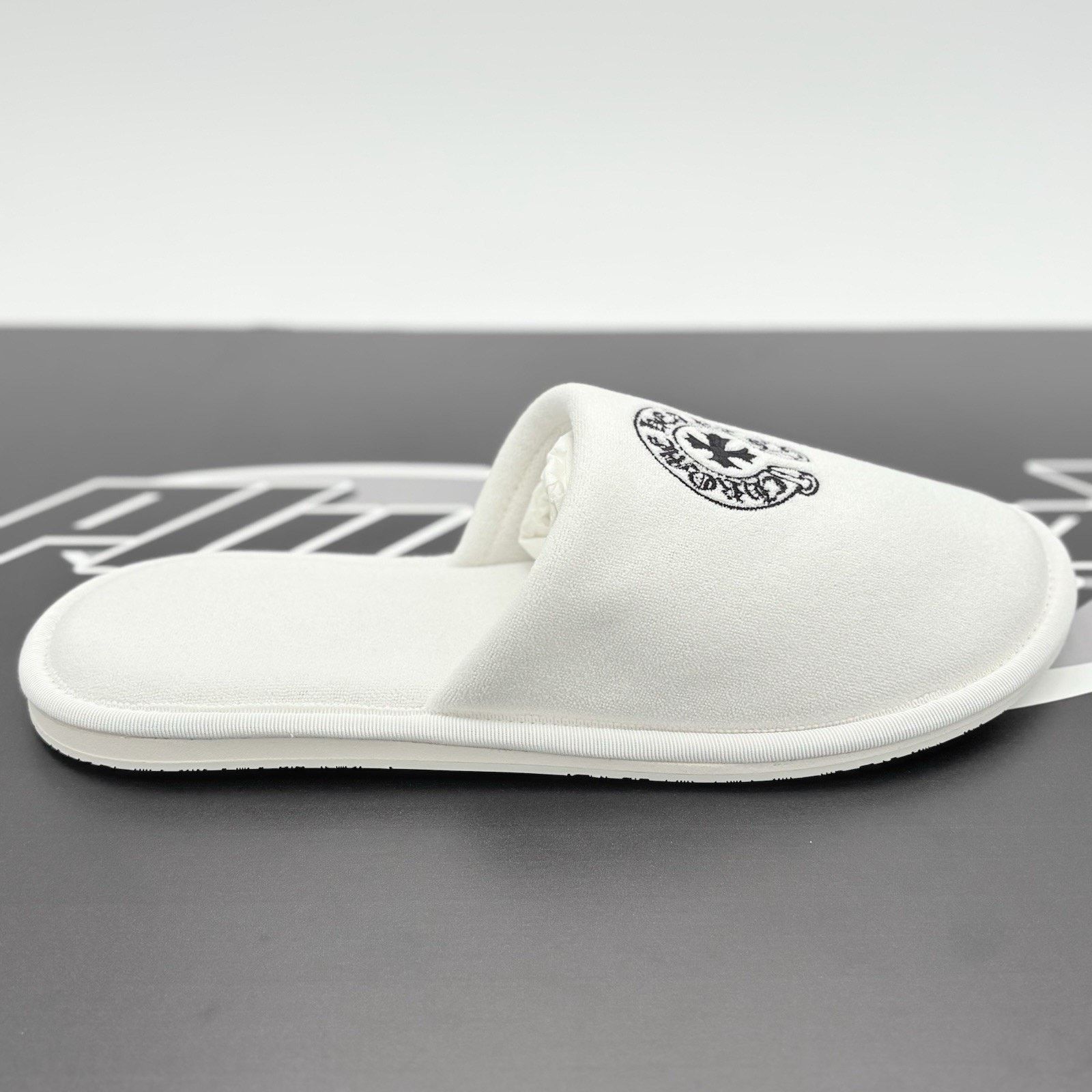 Chrome Hearts Chrome Hearts Horseshoe Hotel Slippers ' White ' | New! Size US 9 / EU 42 - 2 Thumbnail