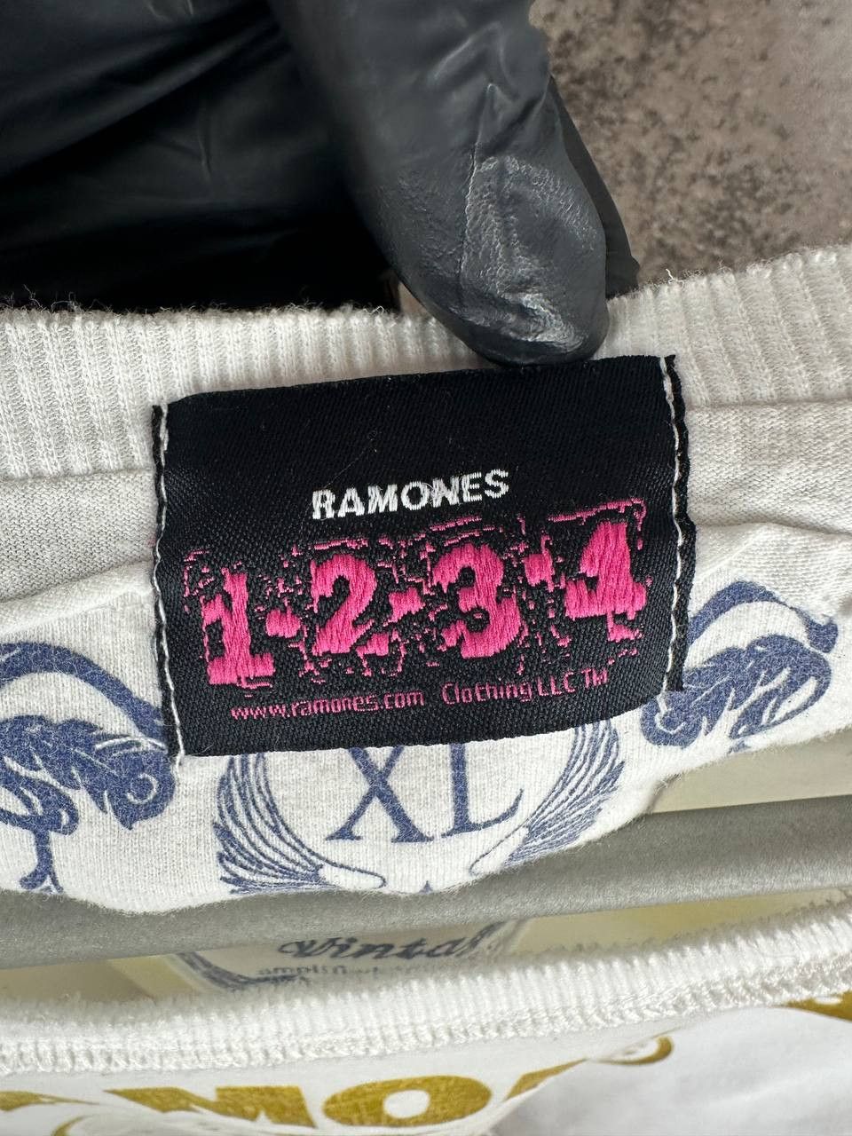 Band Tees Ramones 1-2-3-4 Gold Logo Amplified Distressed Vtg T-Shirt Size US XL / EU 56 / 4 - 11 Thumbnail
