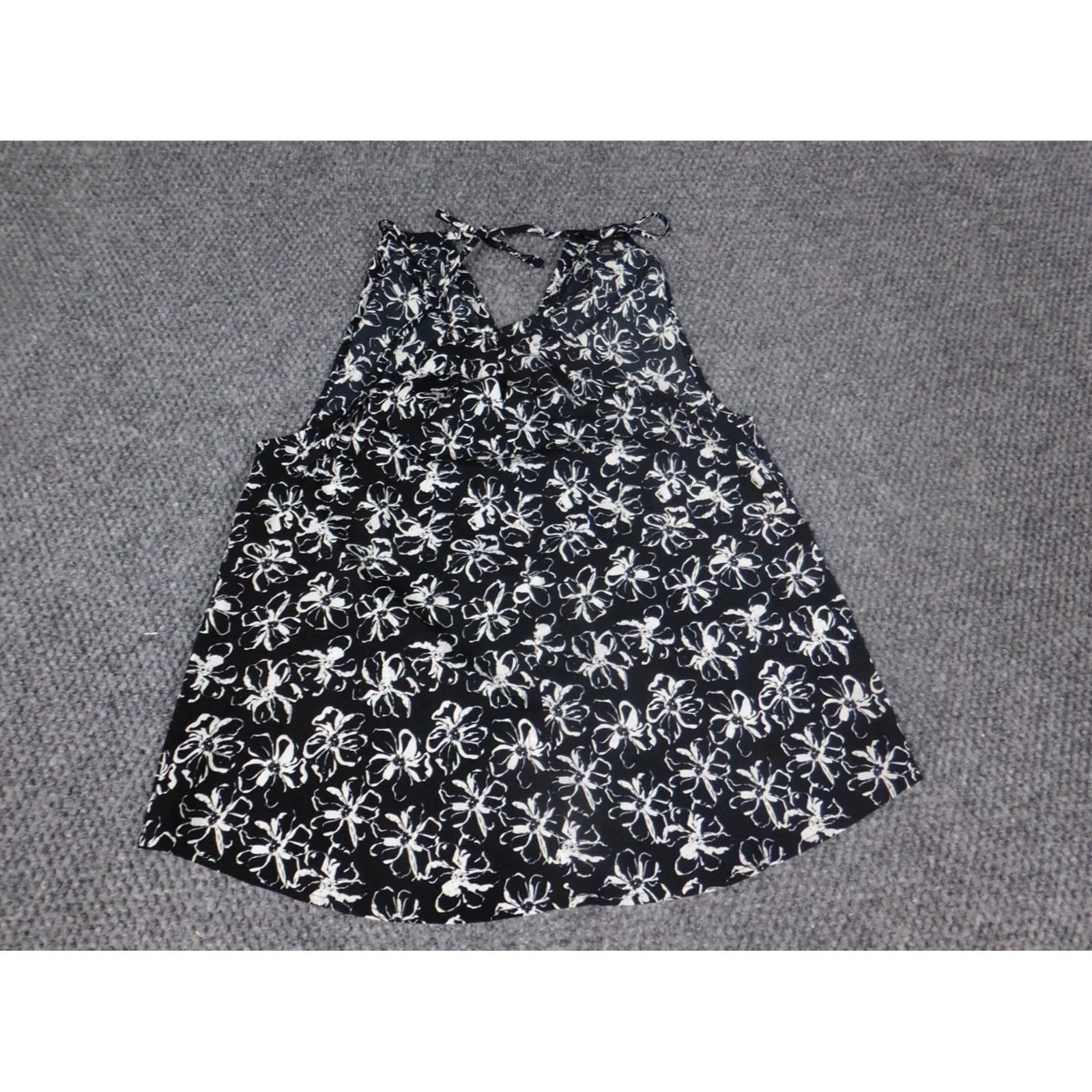 Banana Republic Banana Republic Blouse Shirt Petites Womens XS Black Floral Sleeveless Crew Neck Pullover Casual Button Polyester Vintage? No (adjusted) Size XS / US 0-2 / IT 36-38 - 2 Thumbnail
