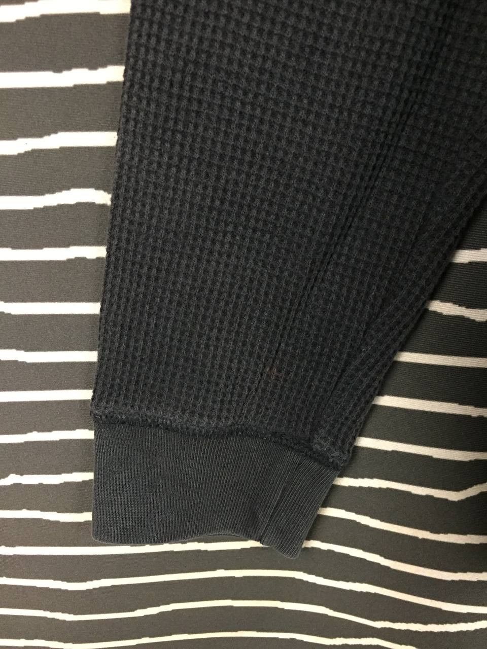 Uniqlo Uniqlo Waffle Knit Thermal Henley Long Sleeve Tee Size L Size US L / EU 52-54 / 3 - 6 Thumbnail
