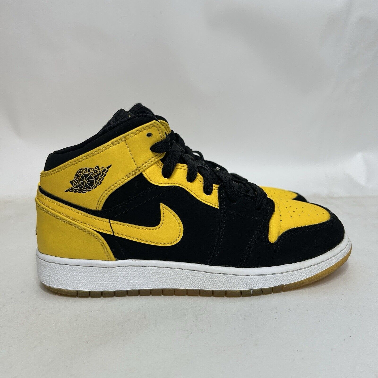 Jordan Brand Nike Shoes Air Jordan 1 Retro Mid GS “New Love” 2024 Size US 7.5 / IT 37.5 - 4 Thumbnail