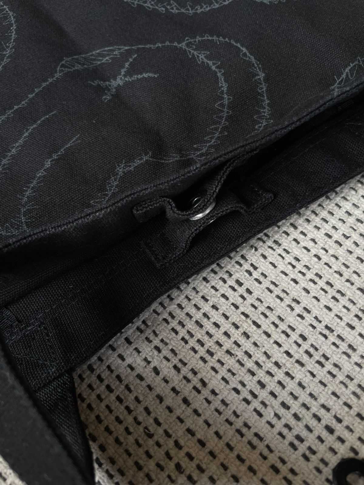 Japanese Brand × Kaws × Uniqlo Kaws x Uniqlo Hand Tote Bag Blackout Size ONE SIZE - 5 Thumbnail