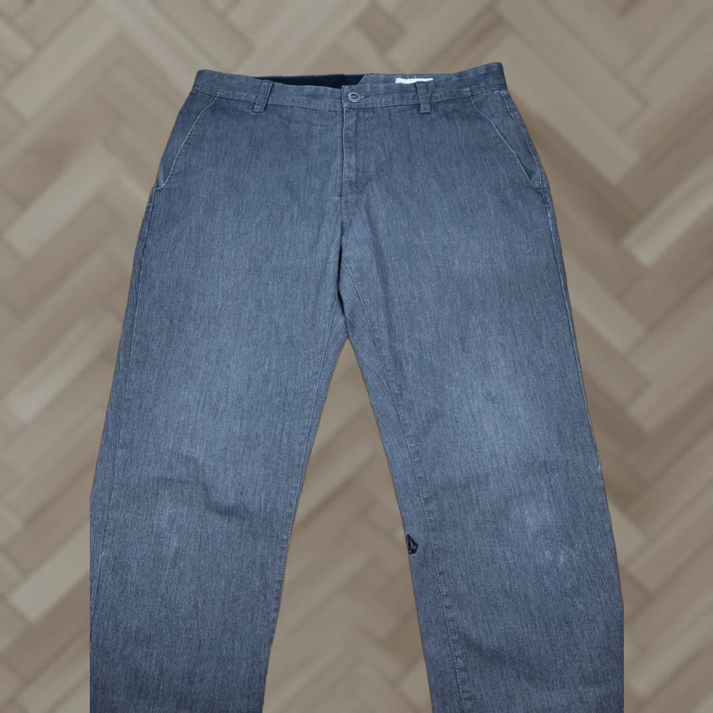 Volcom Volcom Pants Mens Chino Flat Front Tapered Leg 36 Gray Volcom Brand Pants Mens Regular 36 in Gray Vintage: No N/A Size US 36 / EU 52 - 1 Thumbnail