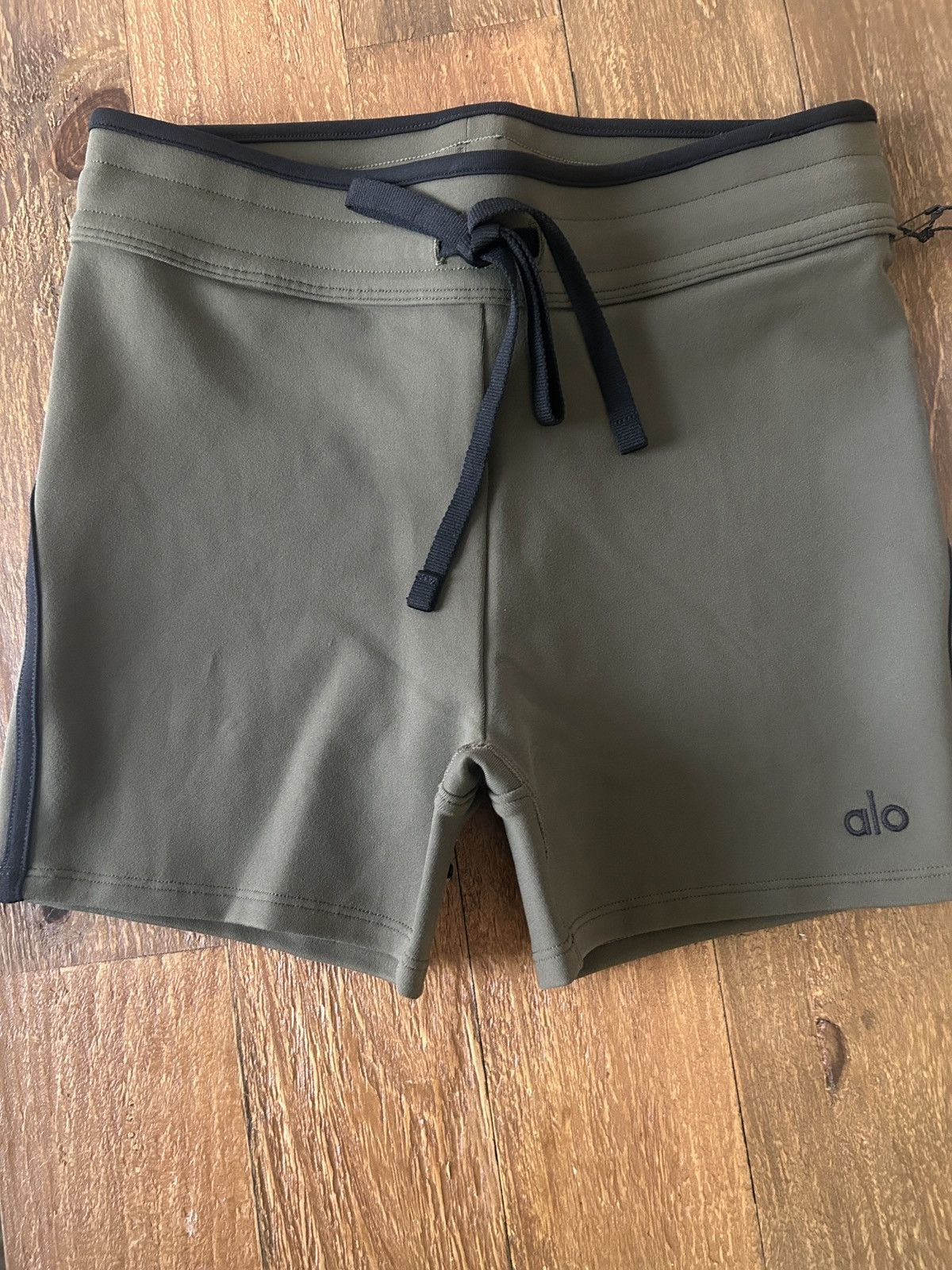 Alo Yoga Alo Yoga 4" Airbrush High-Waist Race Pace Short olive XS Size 26" / US 2 / IT 38 - 2 Thumbnail