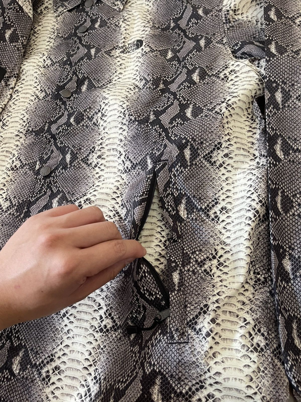 Supreme × The North Face Supreme X The North Face Snakeskin Coaches Jacket SS18 Size US L / EU 52-54 / 3 - 10 Thumbnail