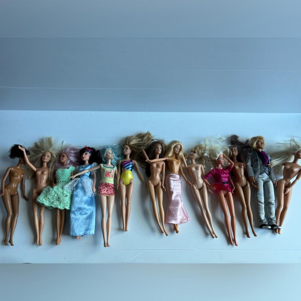 Designer Bundle of Barbies, Barbie Clothes, and Furniture Size ONE SIZE - 2 Thumbnail