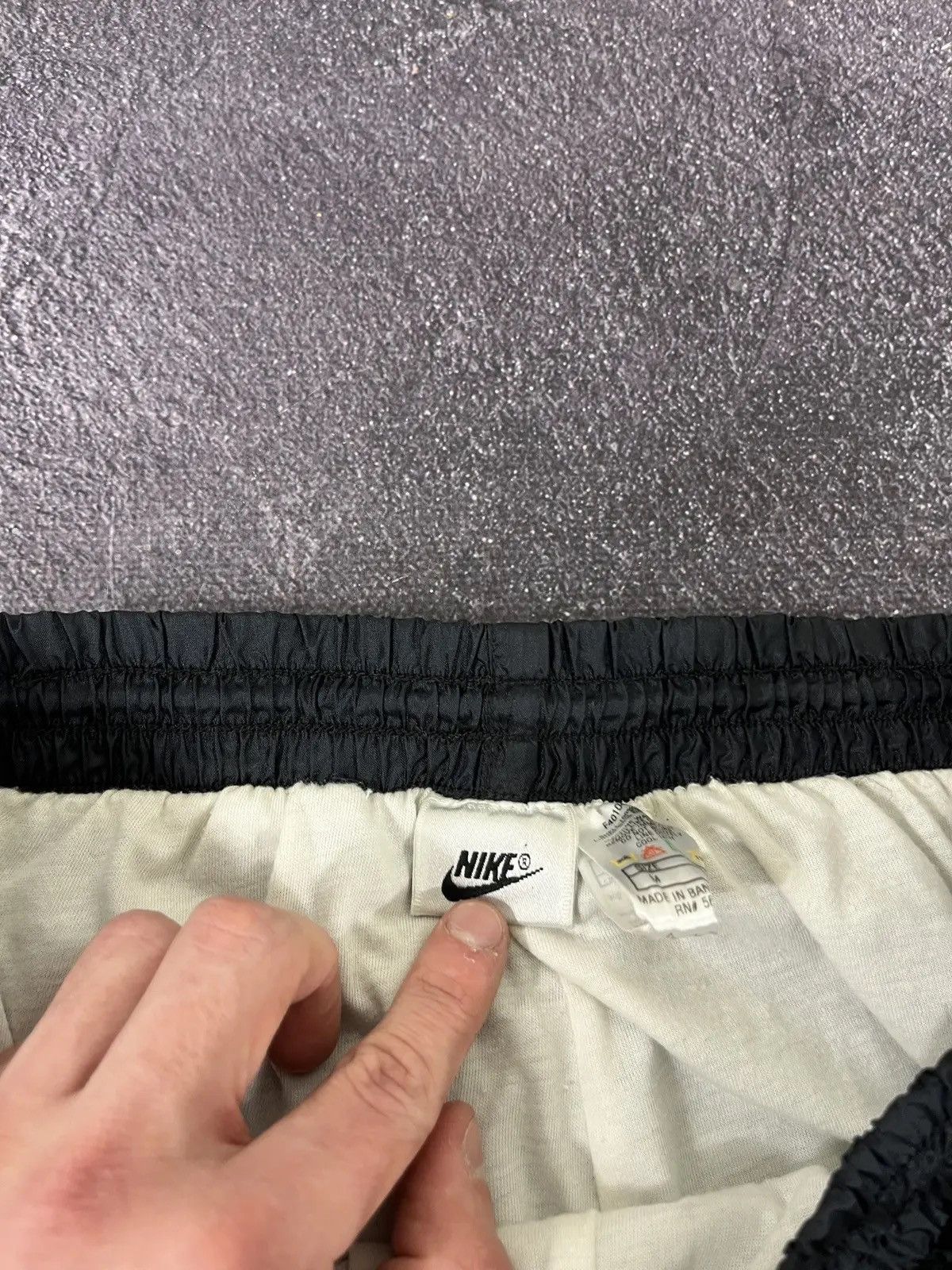Nike × Vintage Vintage 90s Nike Swoosh Retro Hype Black Nylon Track Pants Size US 32 / EU 48 - 11 Thumbnail