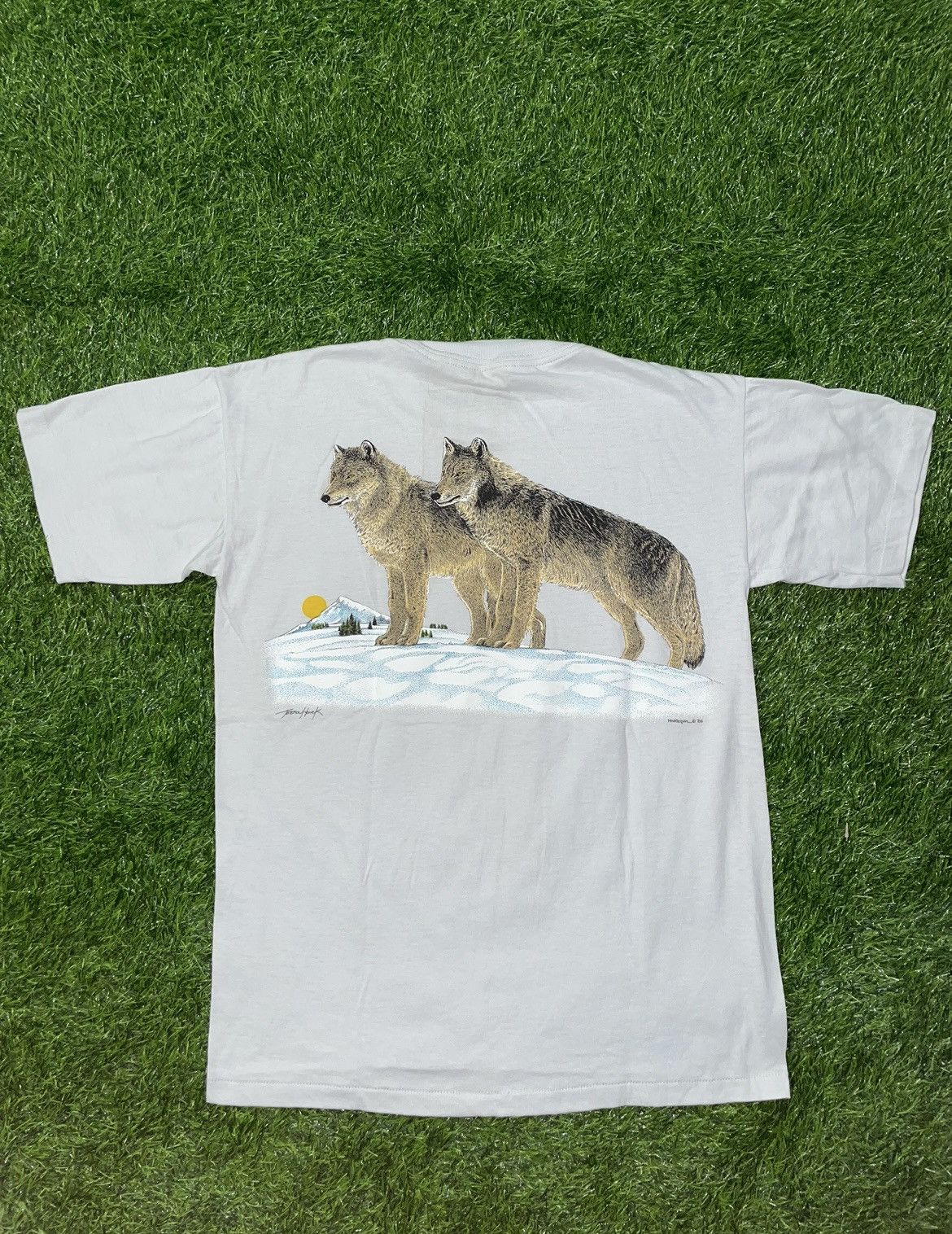 Vintage Vintage 1986 Wolf Tee Shirt Size Medium Size US M / EU 48-50 / 2 - 1 Thumbnail