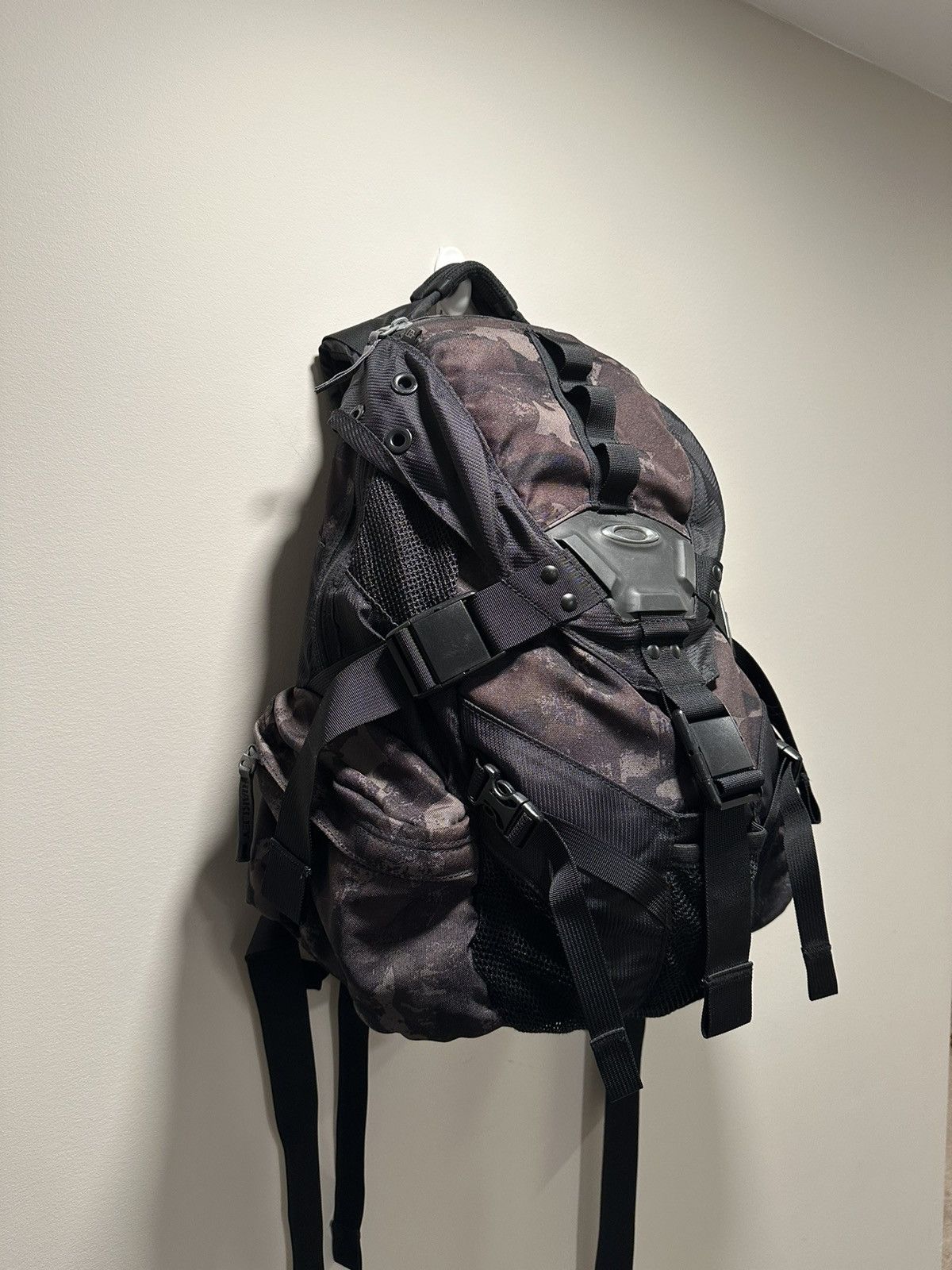 RARE VINTAGE OAKLEY SOFTWARE Black Icon Tactical Backpack