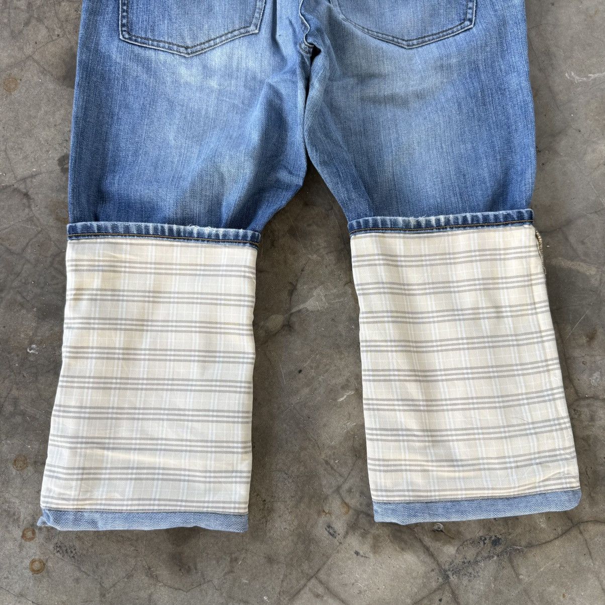 Burberry W33 Vintage Burberry Black Label Faded Ripped Denim Jean Size US 33 - 13 Thumbnail