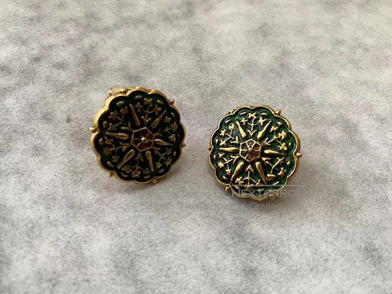 Vintage 1980s Kenzo Enamel Relief Clip Earrings. Size ONE SIZE - 6 Thumbnail