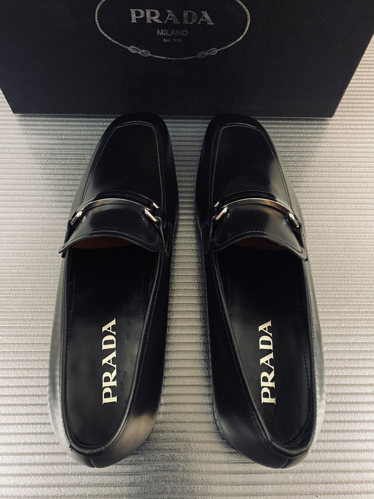 Prada Prada 🇮🇹 Nero smart calf metal logo plate vamp loafer 9.5 NEW Size US 9.5 / EU 42-43 - 4 Thumbnail