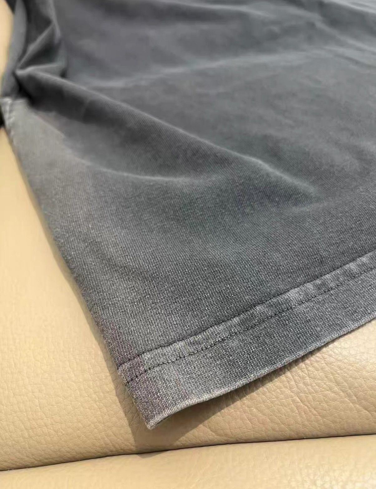 Louis Vuitton Louis Vuitton instruction logo short-sleeve T-shirt J38 Size US L / EU 52-54 / 3 - 4 Thumbnail