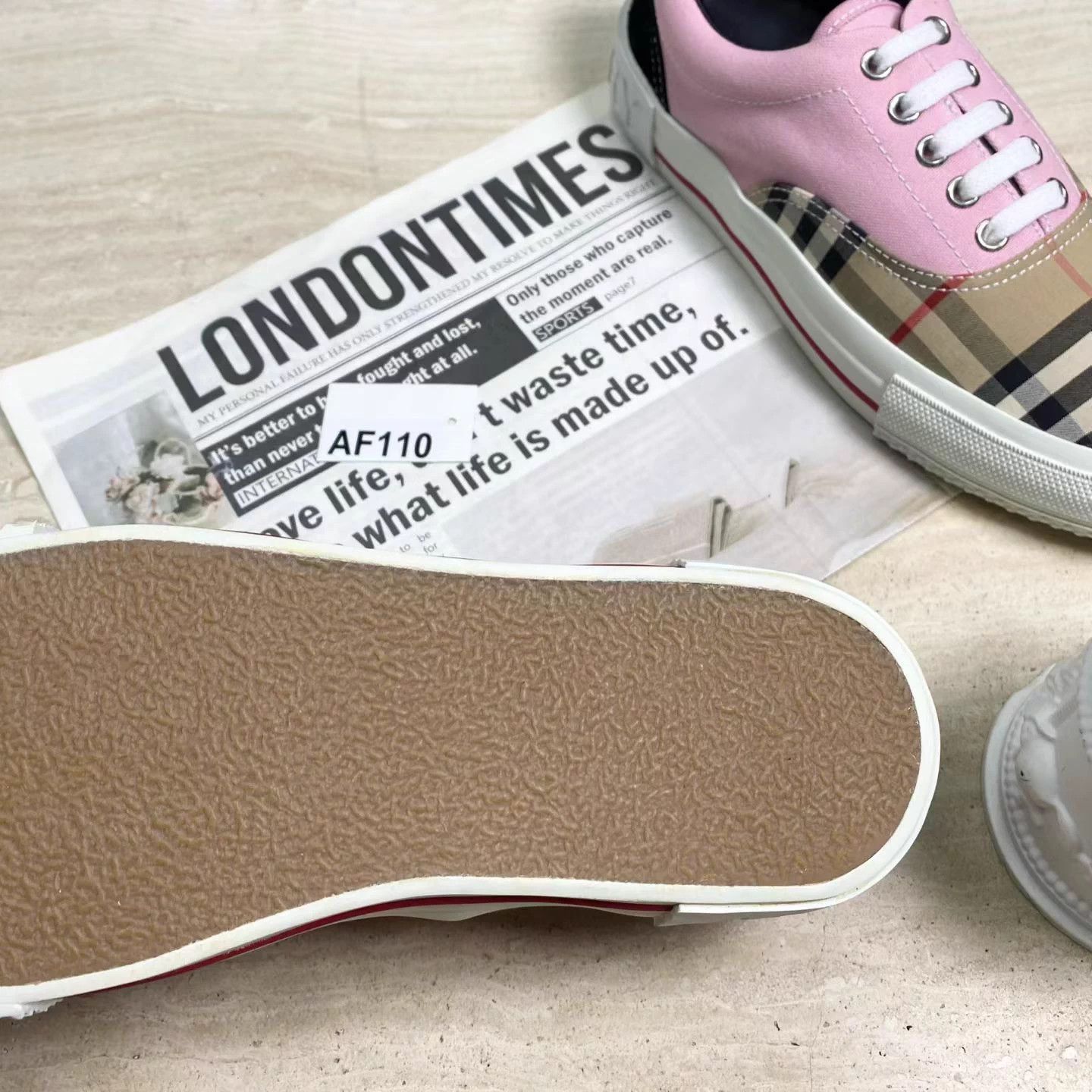 Burberry Burberry Check Low-Top Sneaker Women's 37.5 New Size US 7 / IT 37 - 5 Thumbnail