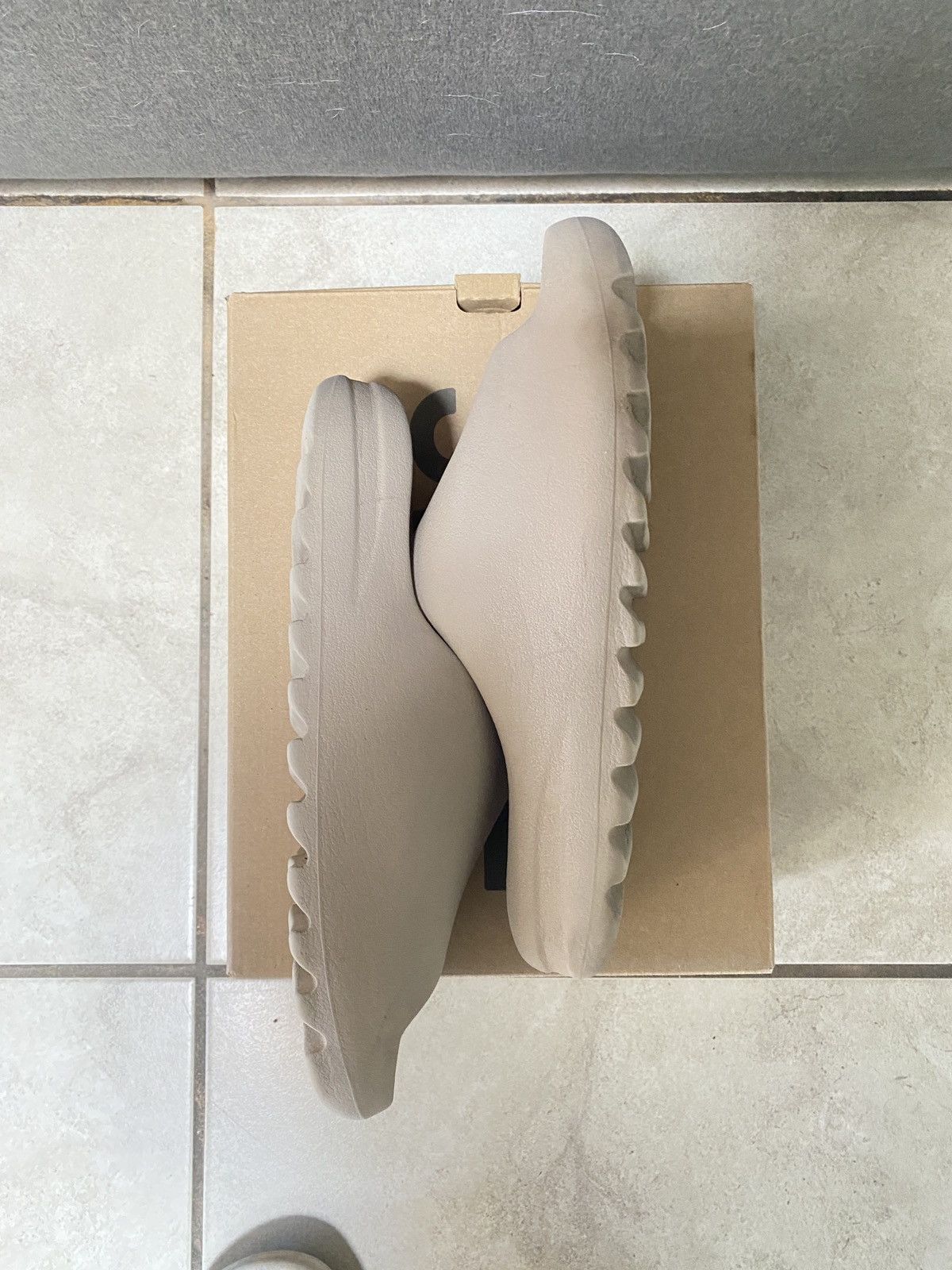 Adidas × Yeezy Yeezy Slides Pure Size US 9 / EU 42 - 5 Thumbnail