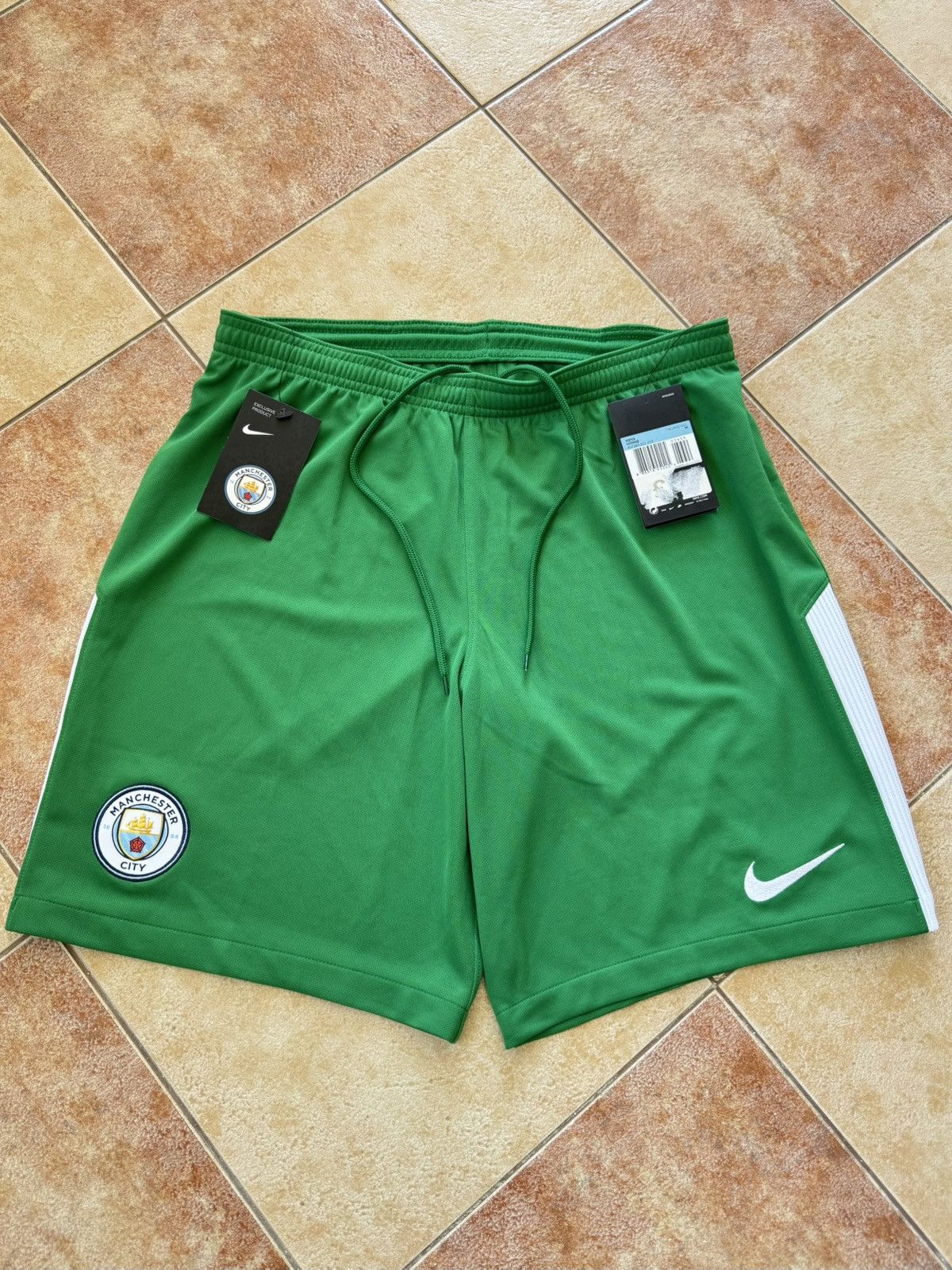Nike BNWT Manchester City 2017-2018 Goalkeeper Soccer Shorts Kit Size US 32 / EU 48 - 1 Thumbnail