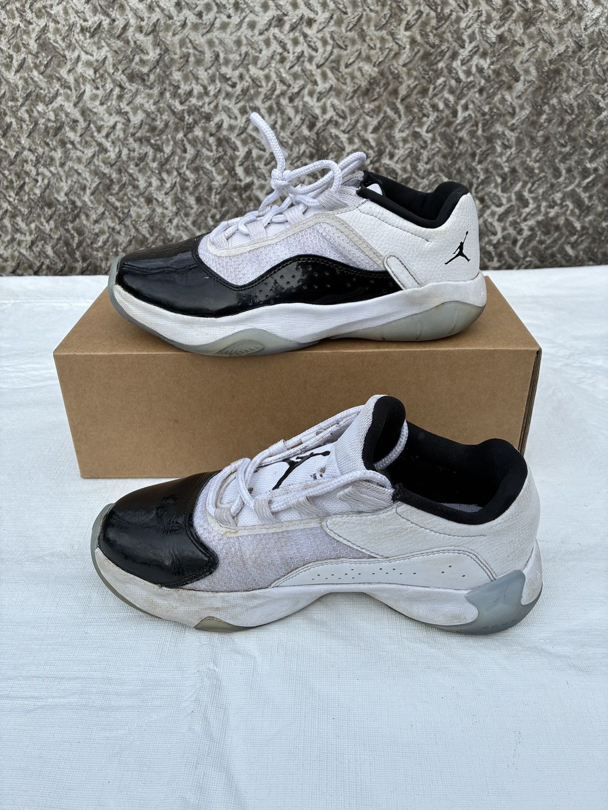 Jordan Brand Nike Boys Air Jordans 11 CMFT Low DV2208-100 Shoes Size 5.5Y Size US 5.5 / EU 38 - 2 Thumbnail