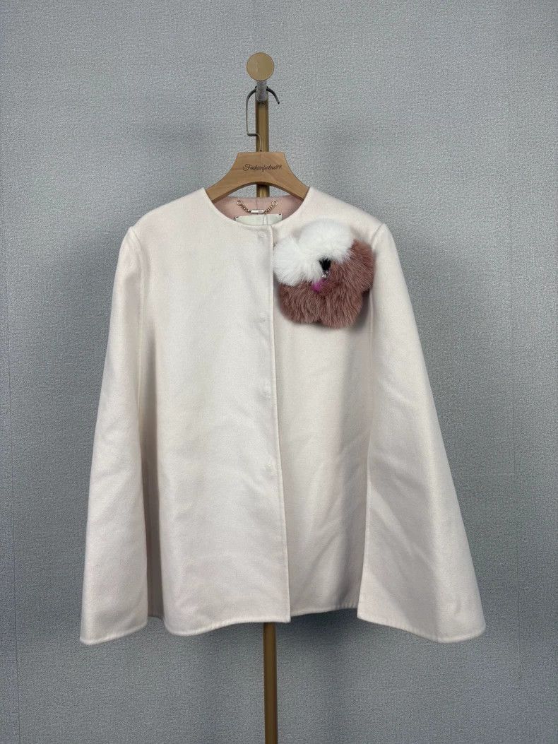 Fendi Fendi Mink Flower Cape Size 42 Size US S / EU 44-46 / 1 - 1 Thumbnail