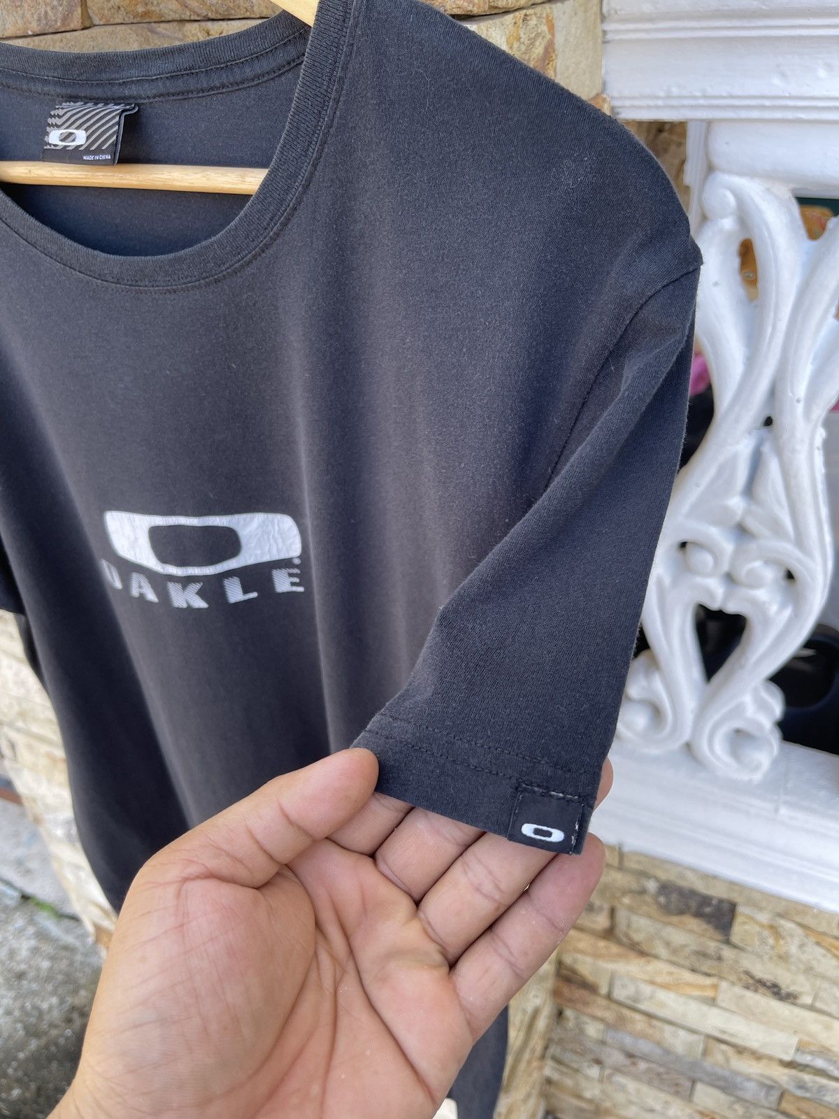 Oakley Rare🔥Vintage 09’OAKLEY Center Logo T-Shirt Size US L / EU 52-54 / 3 - 6 Thumbnail