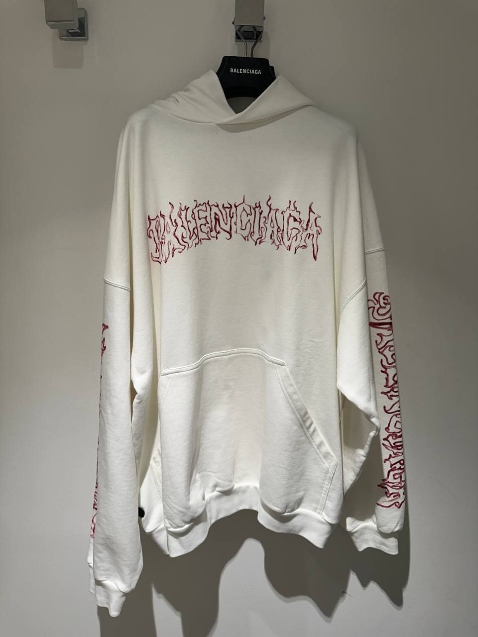 Balenciaga o1B3y1r0426 DIY Metal Outline Large Fit Hoodie in White/Red Size XS / US 0-2 / IT 36-38 - 1 Thumbnail