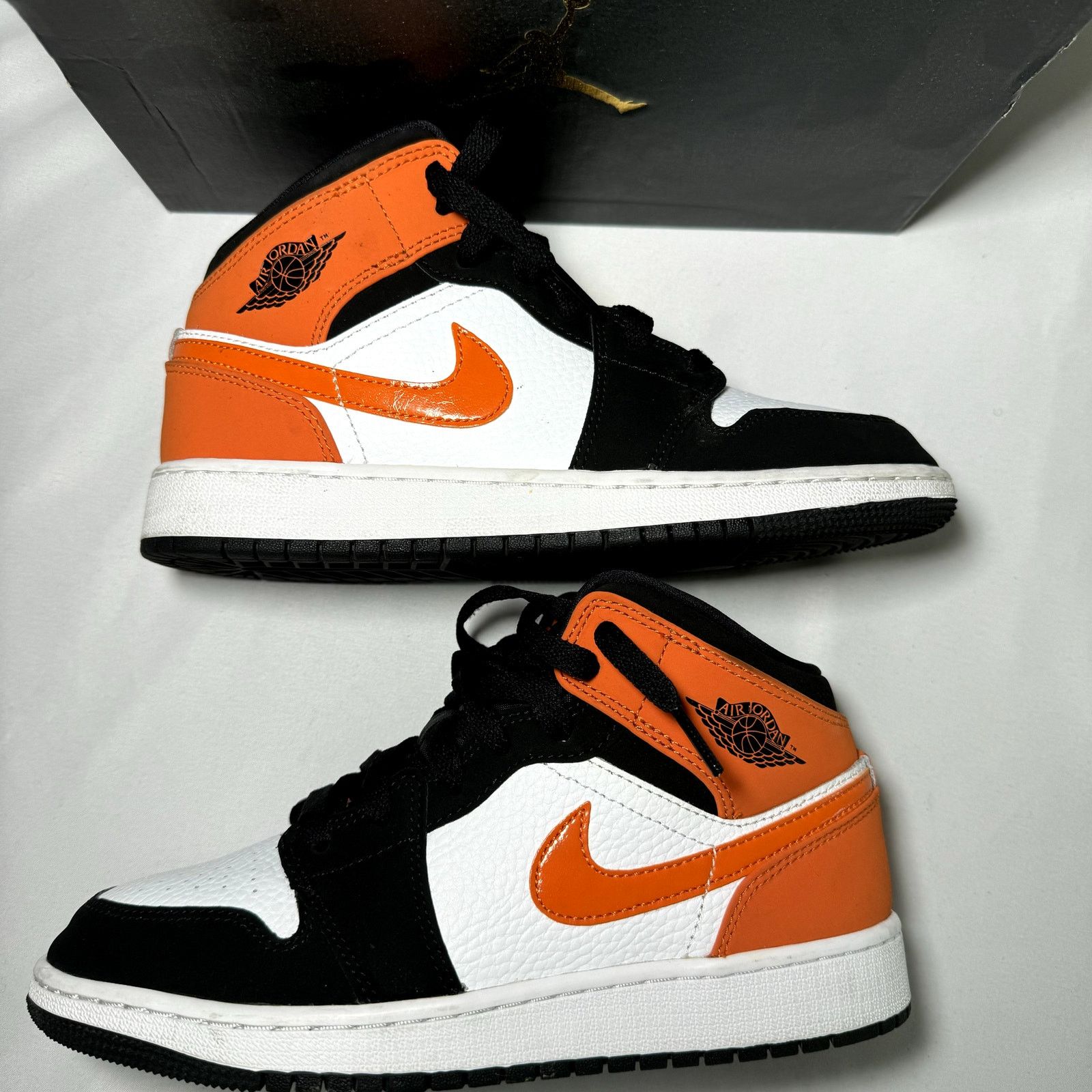 Jordan Brand × Nike Size 5 - Air Jordan 1 Mid GS Shattered Blackboard 2019 Shoes Size US 5 / EU 37 - 2 Thumbnail