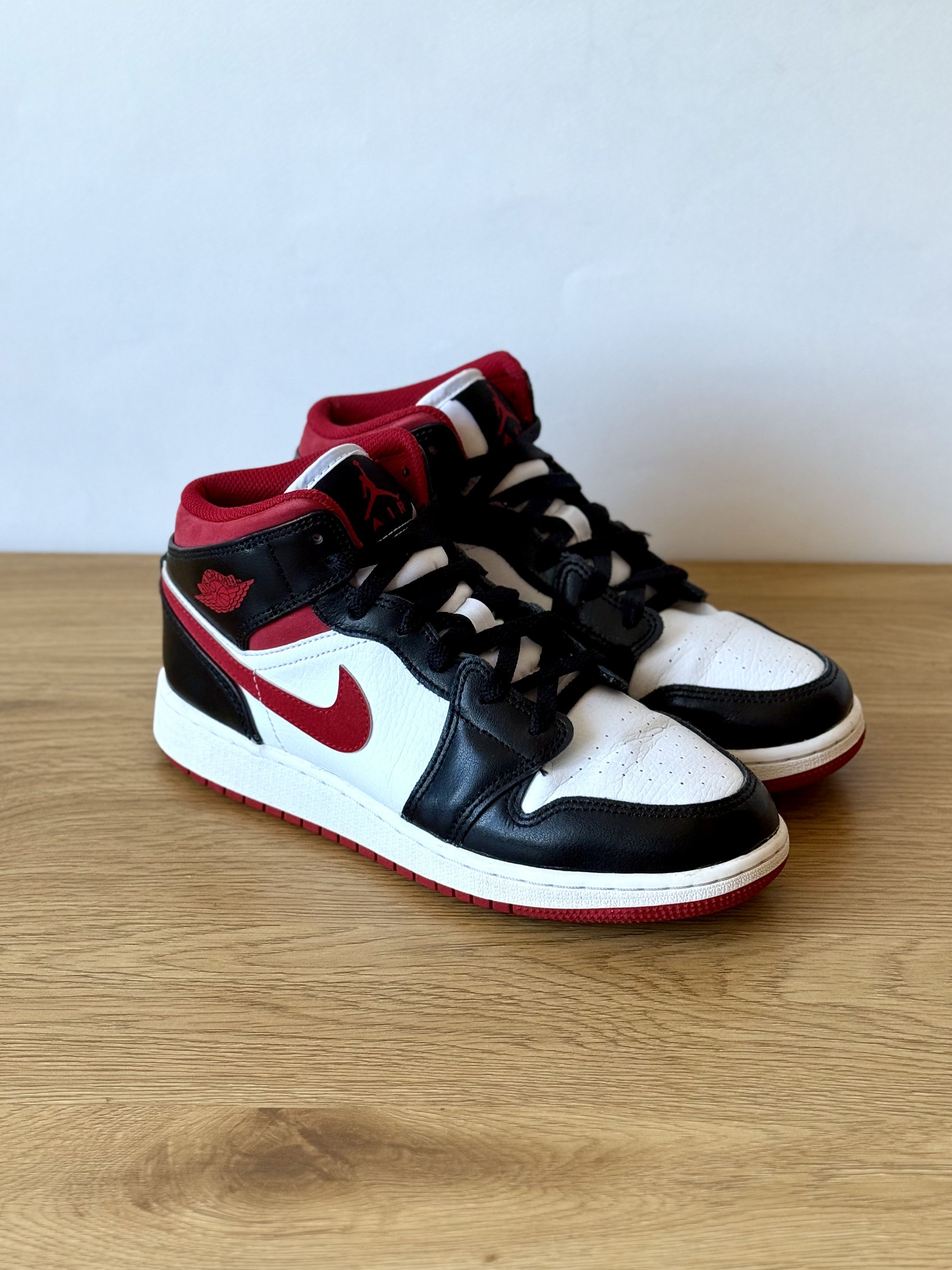 Jordan Brand Air Jordan 1 Mid GS Gym Red Black US7.5 Size US 7.5 / IT 37.5 - 1 Thumbnail