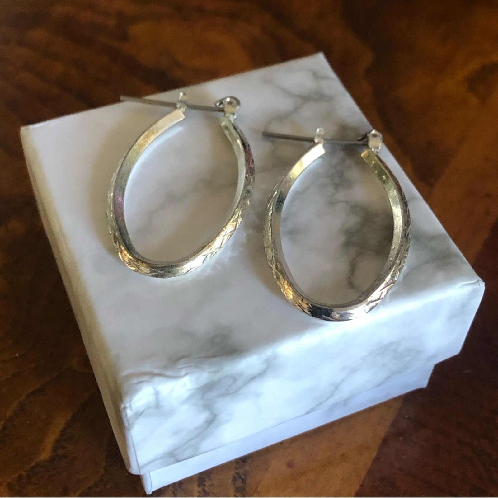 Vintage Vintage diamond cut design elongated silver hoop earrings Size ONE SIZE - 2 Thumbnail