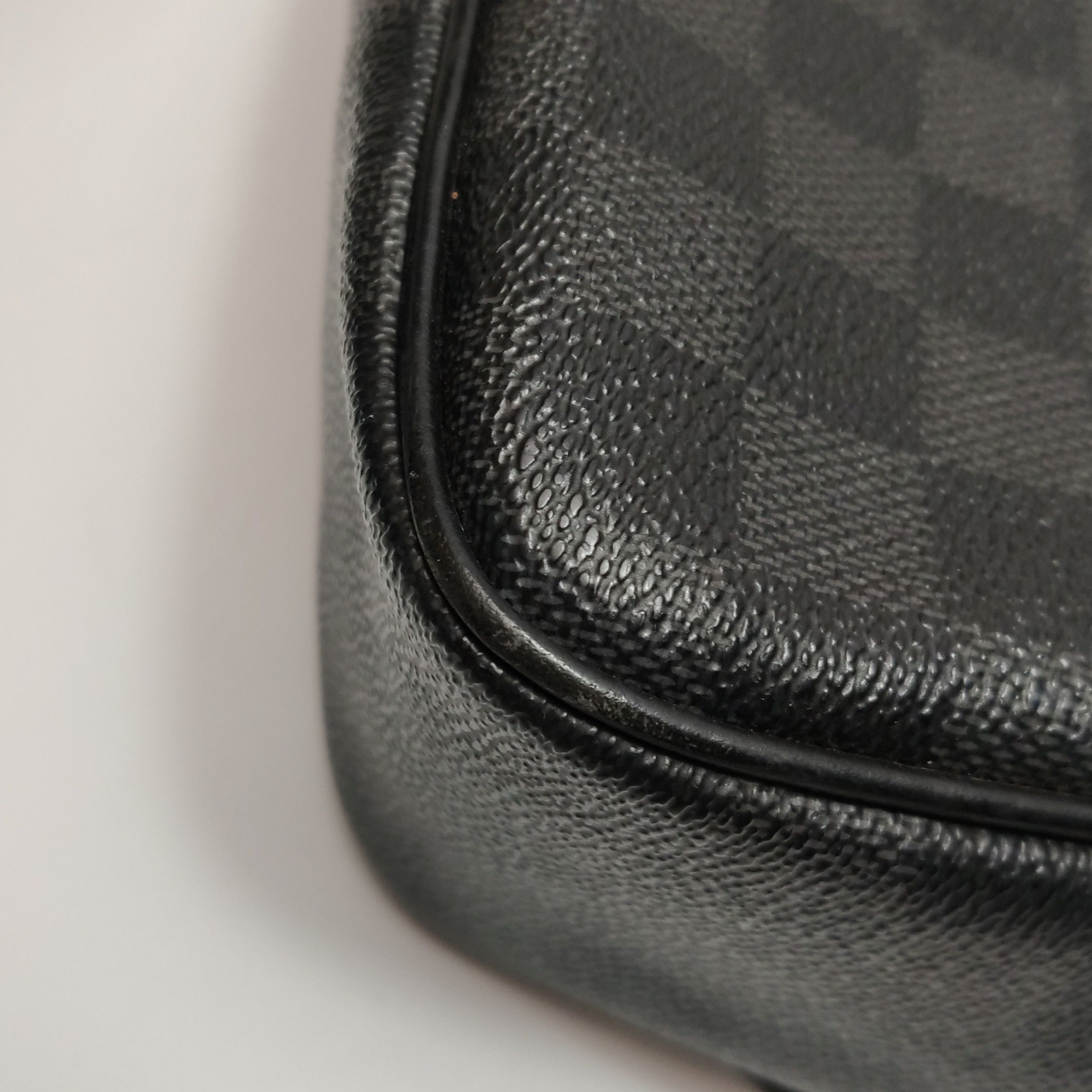 Louis Vuitton Louis Vuitton (LV) District leather checkerboard flap messe Size ONE SIZE - 6 Thumbnail