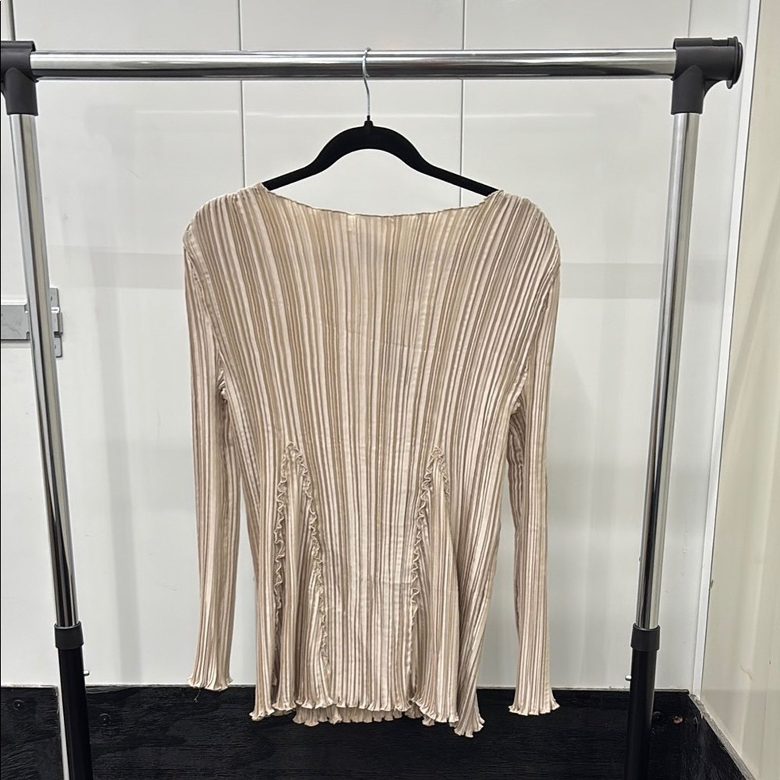 Other NWT Daphne Valente Tan Pleated Long Sleeve Blouse One Size Size ONE SIZE - 1 Thumbnail
