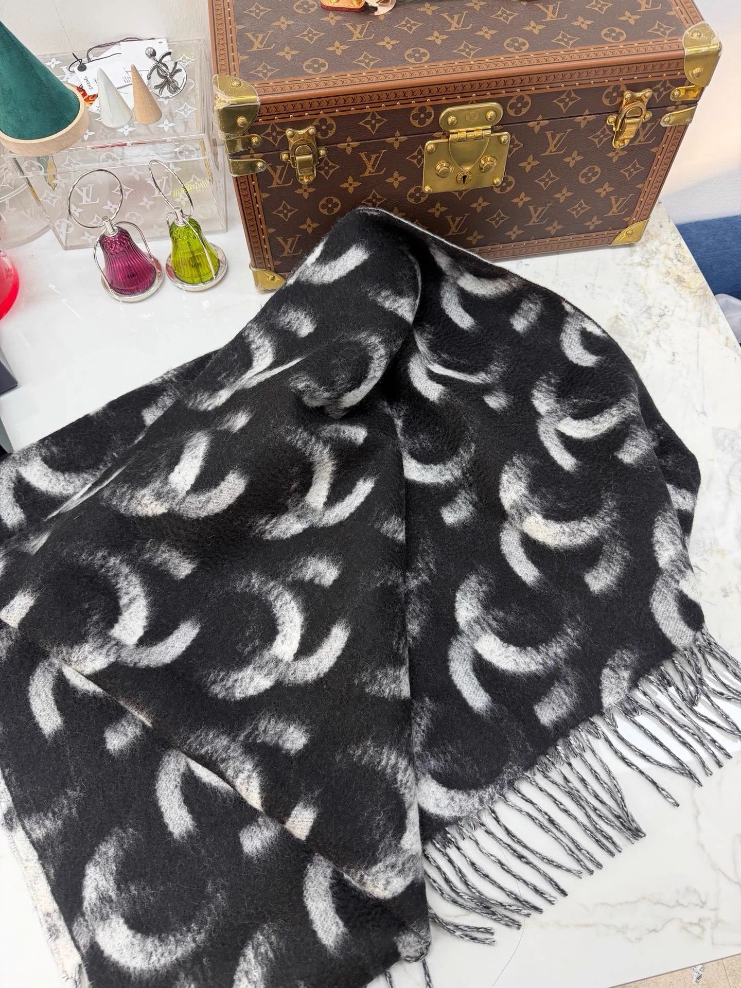 Chanel Chanel 25K B&W Double-Faced Cashmere Shawl CC Tassels New Size ONE SIZE - 2 Thumbnail