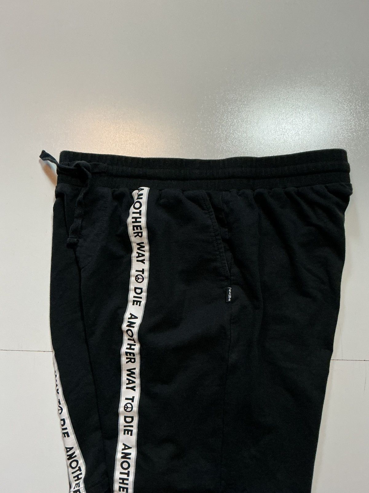 Other Gaws Another Way To Die Peace Sign 8" Sweat Shorts Size US 36 / EU 52 - 8 Thumbnail