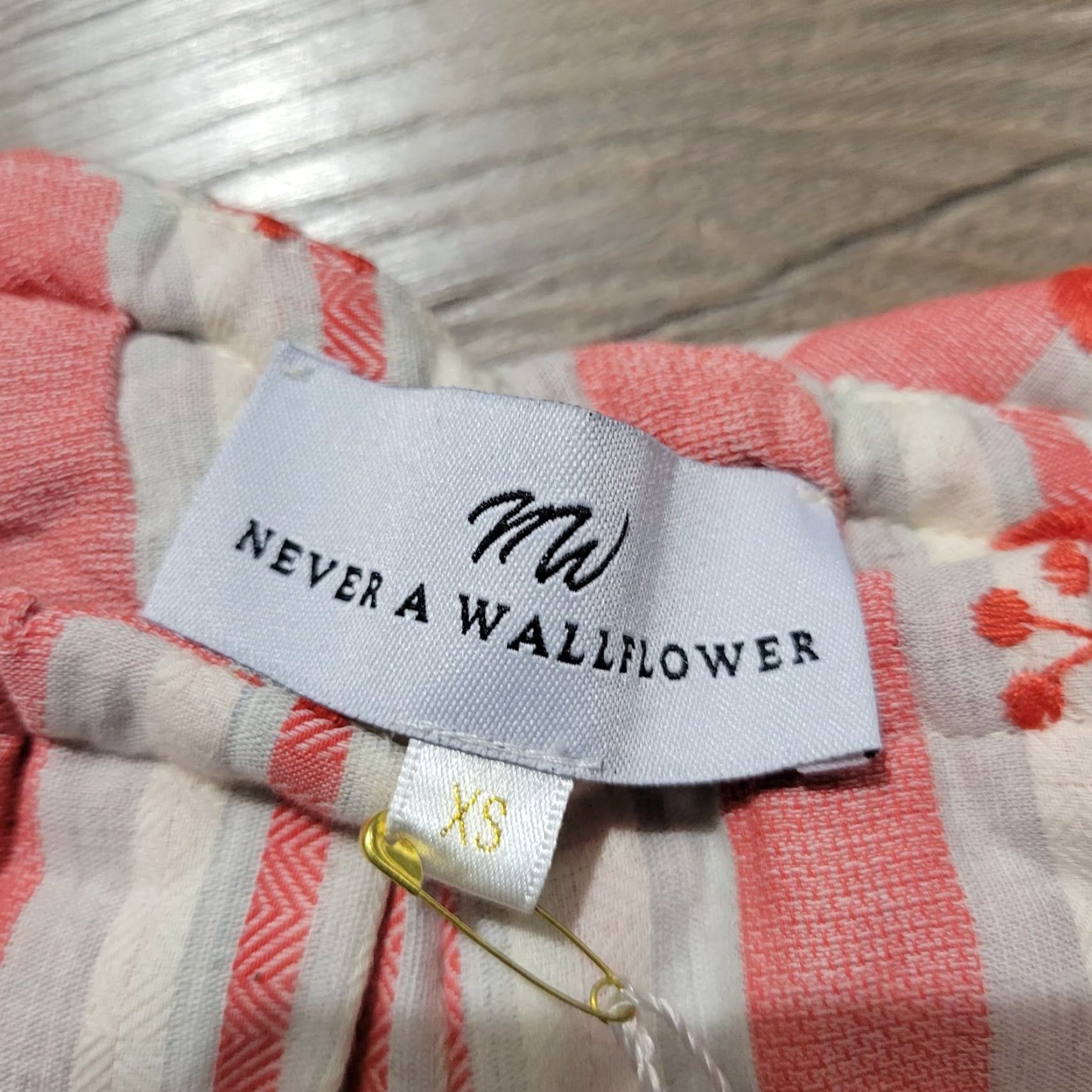 Vintage never a wallflower One Shoulder Blouse Sz XS Striped Red 100% Cotton Embroidery Shirt Womens Short Review: 90s Flounce Ladies Shirt Size XS / US 0-2 / IT 36-38 - 5 Thumbnail