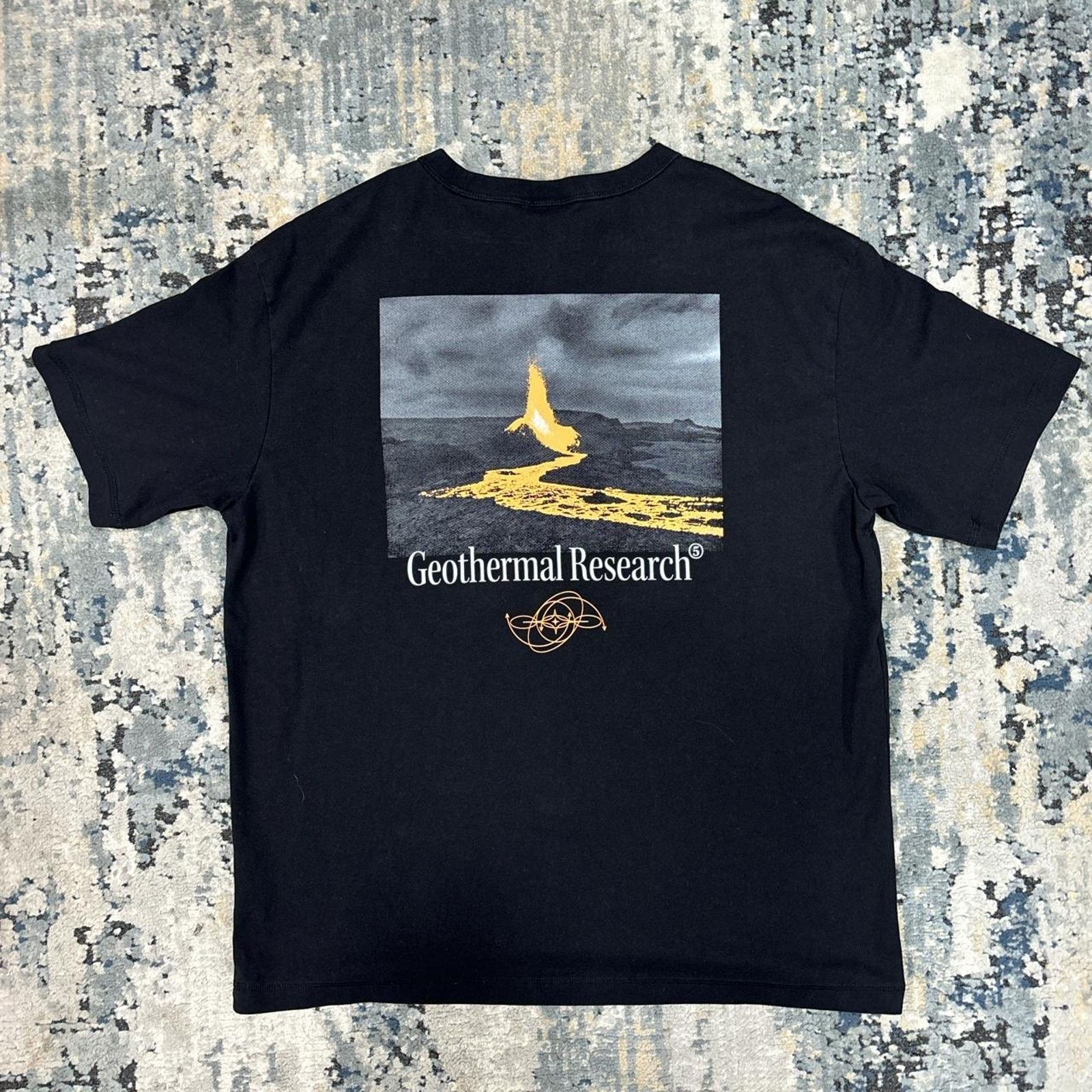 H&M Graphic volcano tshirt Size US L / EU 52-54 / 3 - 1 Thumbnail