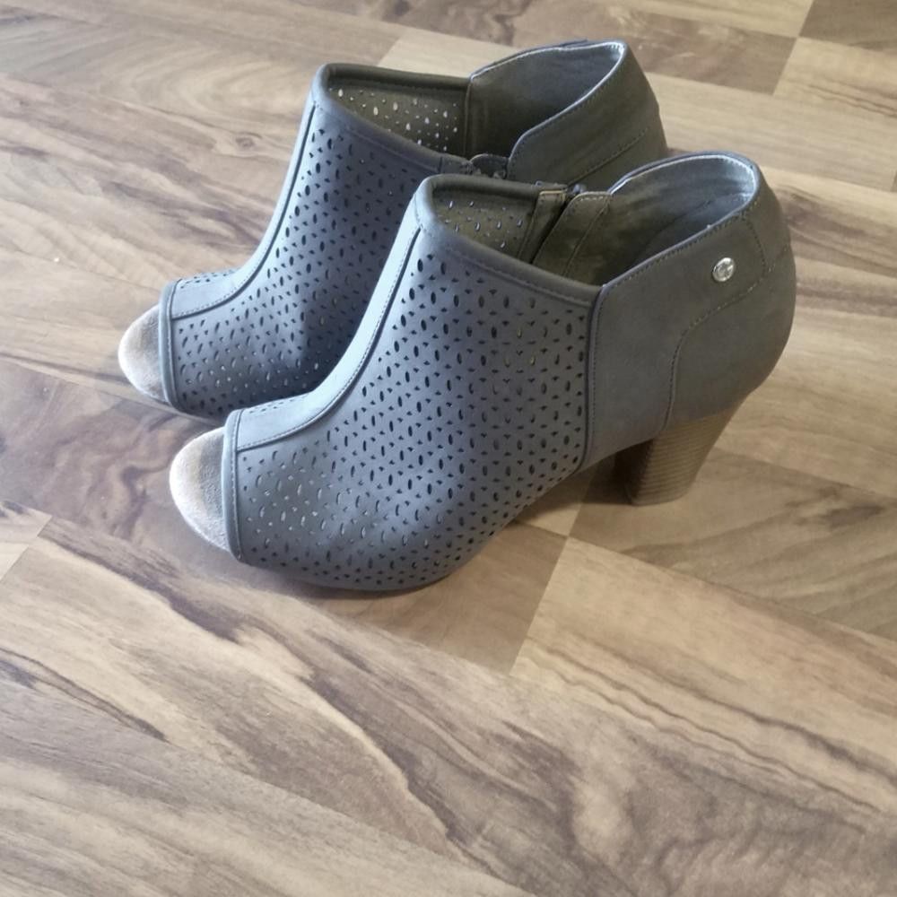 Designer Giani Bernini Memory Foam Peep Toe Size 7 1/2 W Size US 7.5 / IT 37.5 - 1 Thumbnail