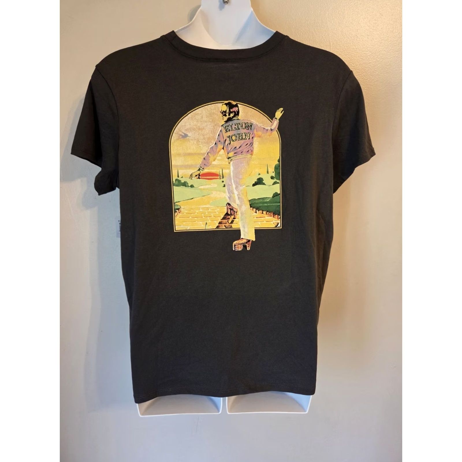 Torrid NWT Torrid Elton John Yellow Brick Road Gray Short Sleeve T Shirt 00 M/L Womens Plus Size Cotton Polyester Crew Neck Music 90s? Size XXS / US 00 / IT 34 - 4 Thumbnail