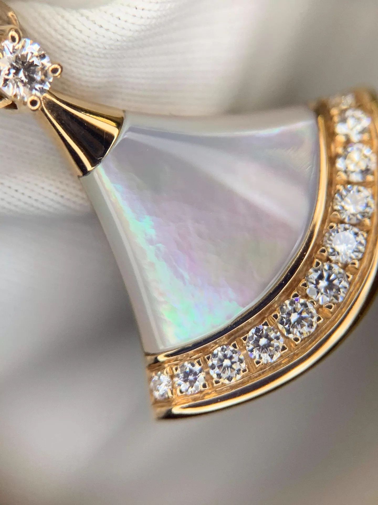 Bvlgari BVLGARI Rose Gold White MOP Diamond Fan Necklace Size ONE SIZE - 4 Thumbnail