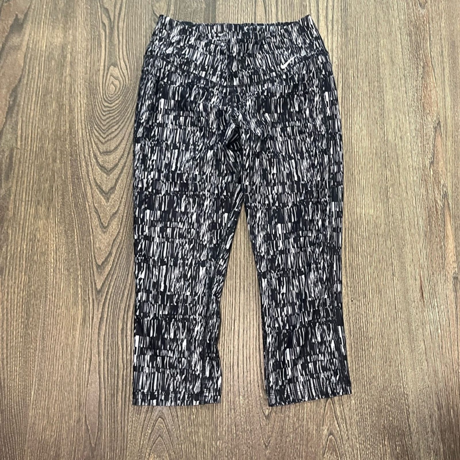 Nike Nike Leggings Dri Fit Capri Athletic Yoga Gym Geometric Size 26" / US 2 / IT 38 - 1 Thumbnail
