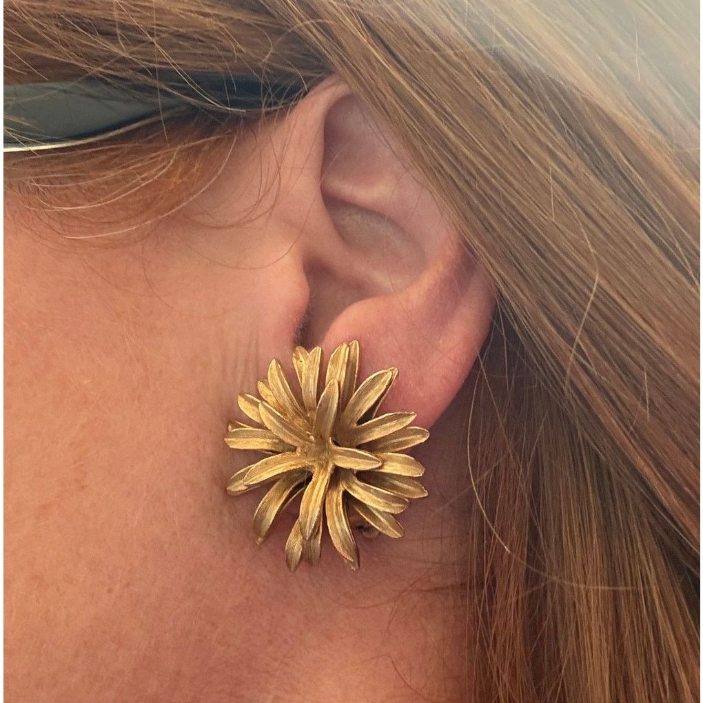 Vintage Mid century vintage gold tone flower clip on earings Size ONE SIZE - 9 Thumbnail