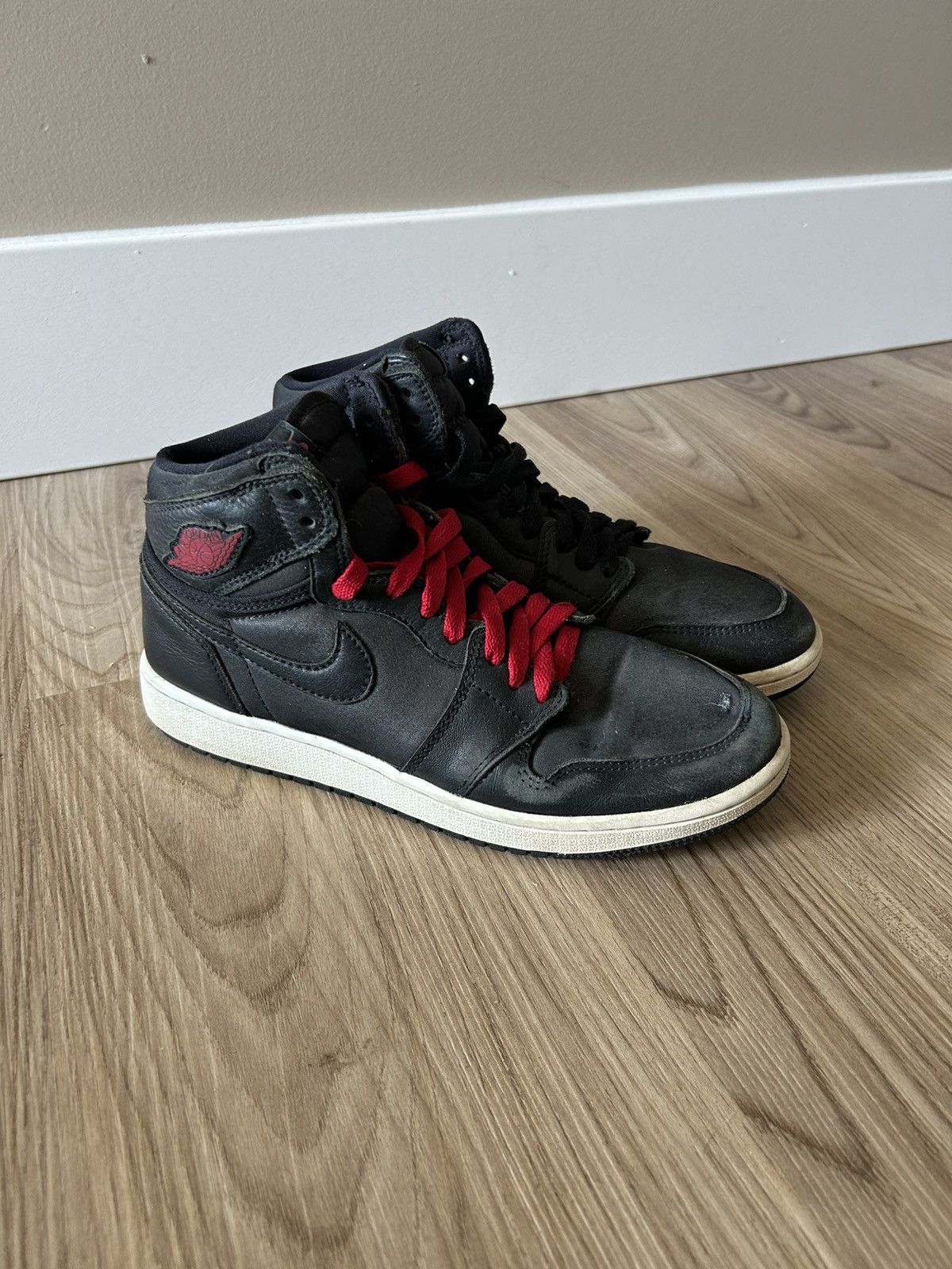 Jordan Brand Jordan 1 High Black Satin Gym Red Size 7Y Size US 7 / EU 40 - 1 Thumbnail