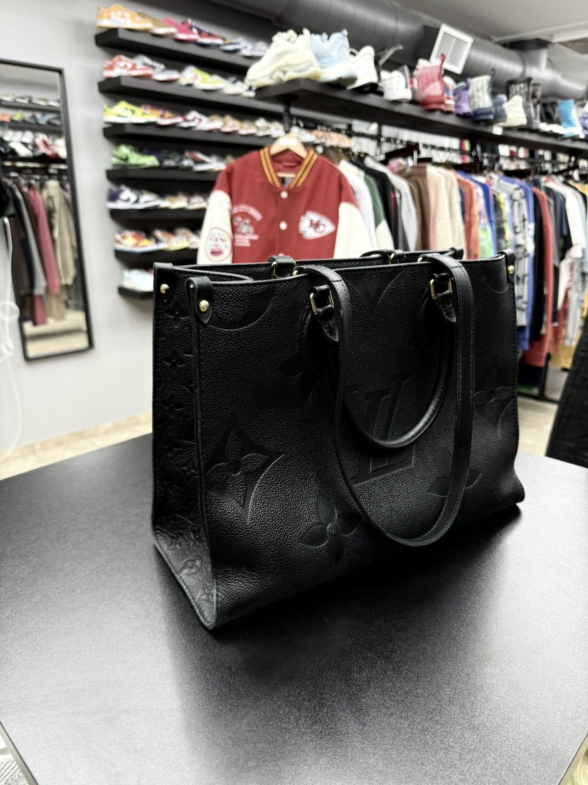 Louis Vuitton Louis Vuitton OnTheGo MM Black Leather Bag Size ONE SIZE - 6 Thumbnail