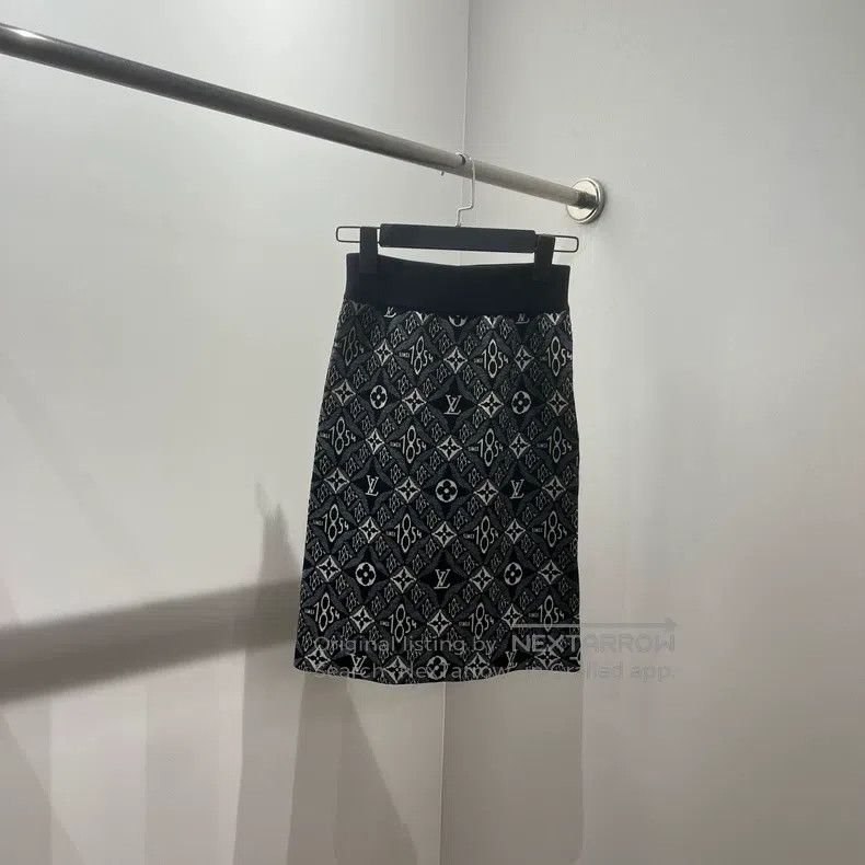 Louis Vuitton Louis Vuitton size xs Full logo elastic waist casual skirt Size 24" / US 00 / IT 34 - 1 Thumbnail