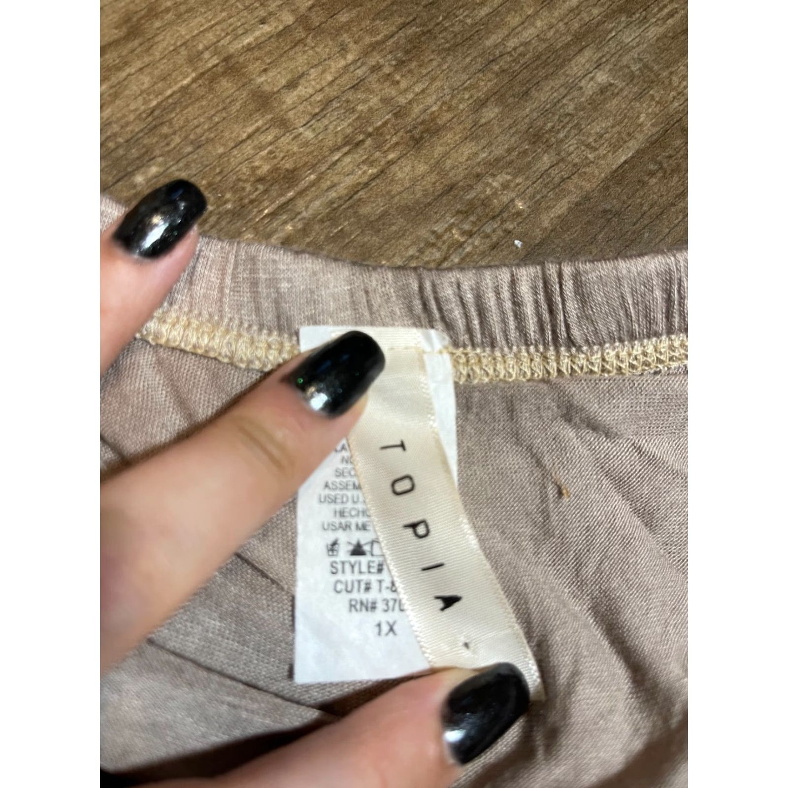 Vintage Topia Blouse Womens 1X Brown Camisole Sleeveless Geometric Sequin Button Polyester Spandex Topia Top Geometric Brown 1X Women Blouse Mens/ Womens Size XL / US 12-14 / IT 48-50 - 4 Thumbnail