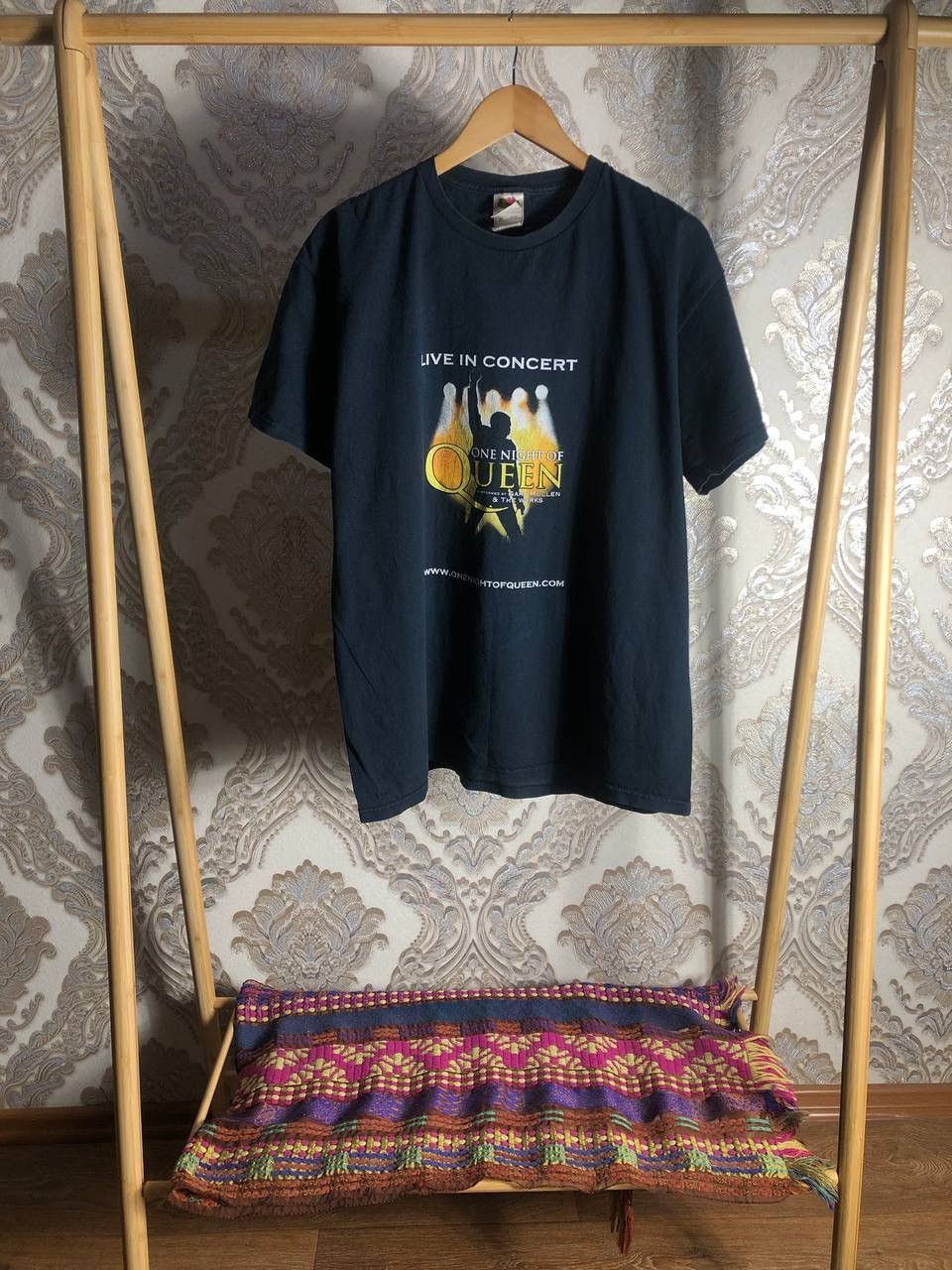 Vintage VERY RARE QUUEN TOUR T-SHIRT ONE NIGHT LIVE IN CONCERT 90s Size US XL / EU 56 / 4 - 1 Thumbnail