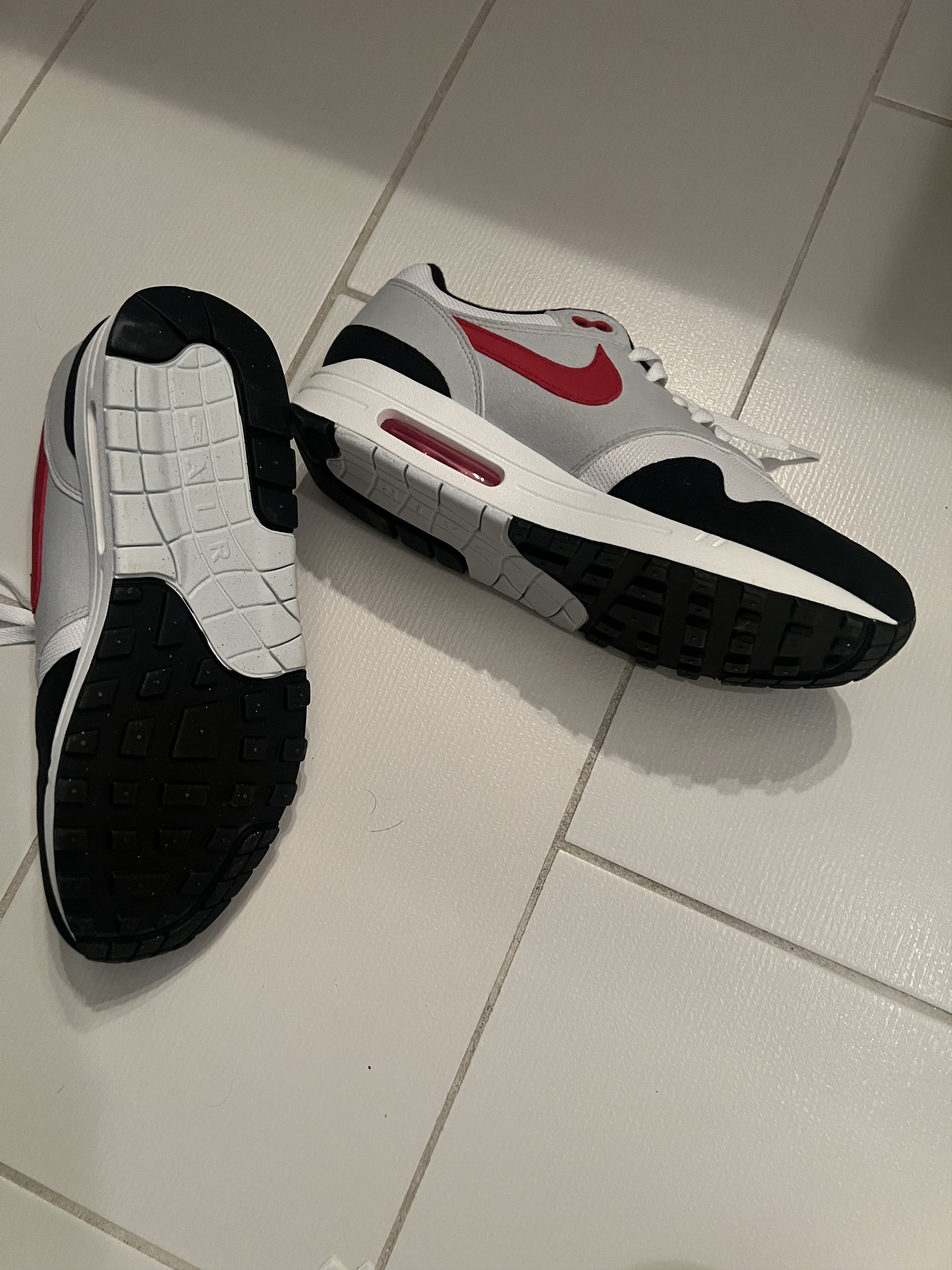 Nike NIKE AIR MAX 1 White & University Red Size US 9.5 / EU 42-43 - 2 Thumbnail
