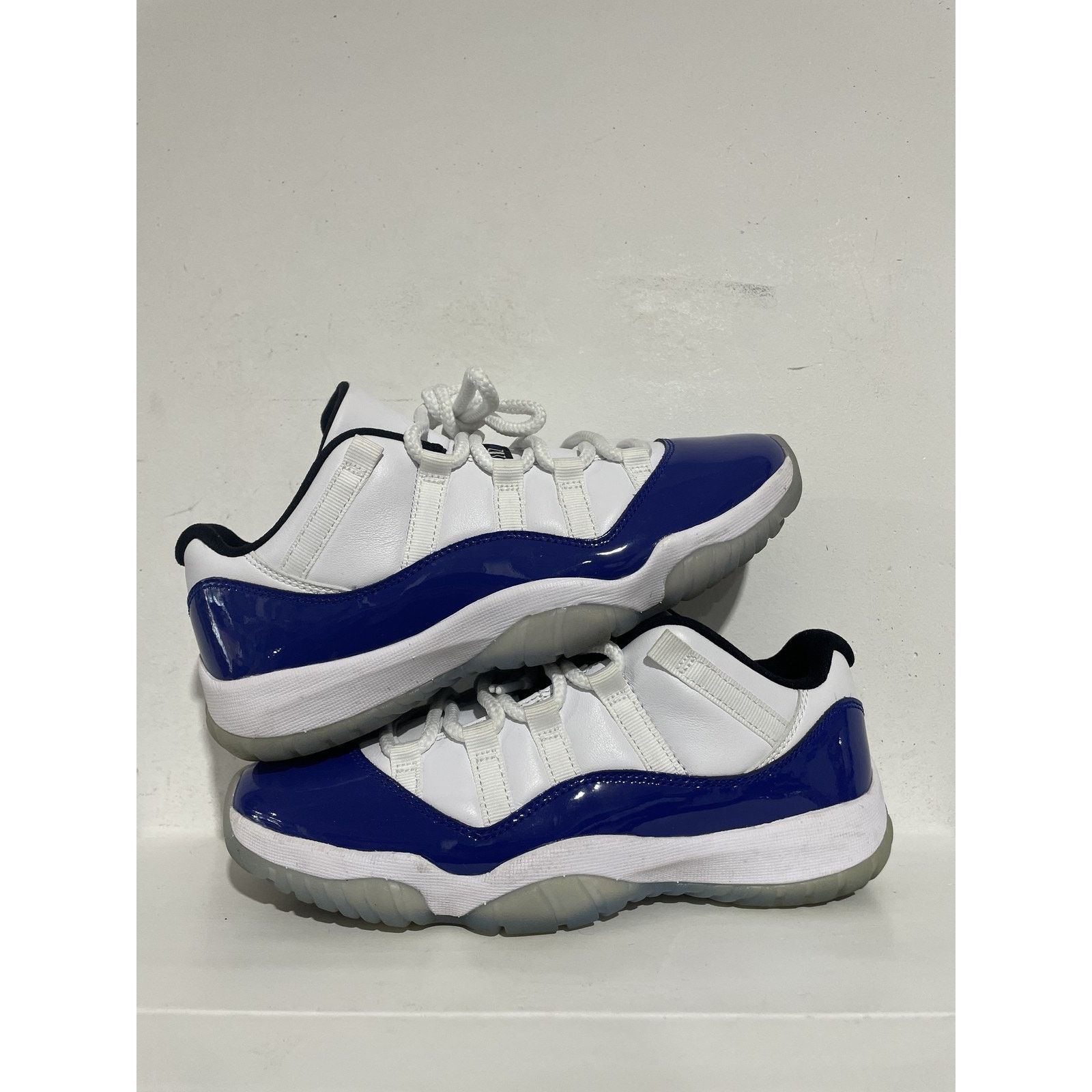 Jordan Brand JORDAN 11 LOW WHITE CONCORD SIZE 6.5 (8W) PREOWNED Size US 6.5 / EU 39-40 - 1 Thumbnail