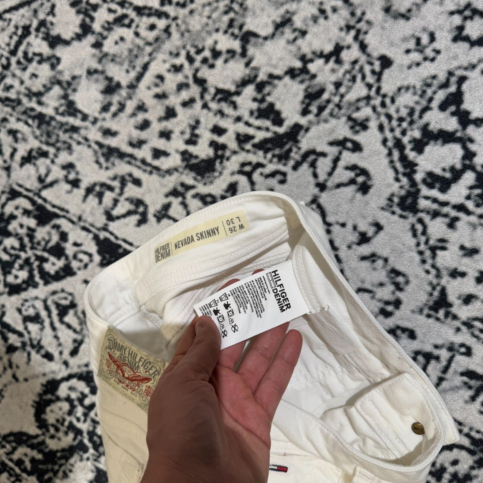 Tommy Hilfiger × Vintage Vintage Tommy Hilfiger Women's White Cotton Size W26 90s Size US 26 / EU 42 - 8 Thumbnail