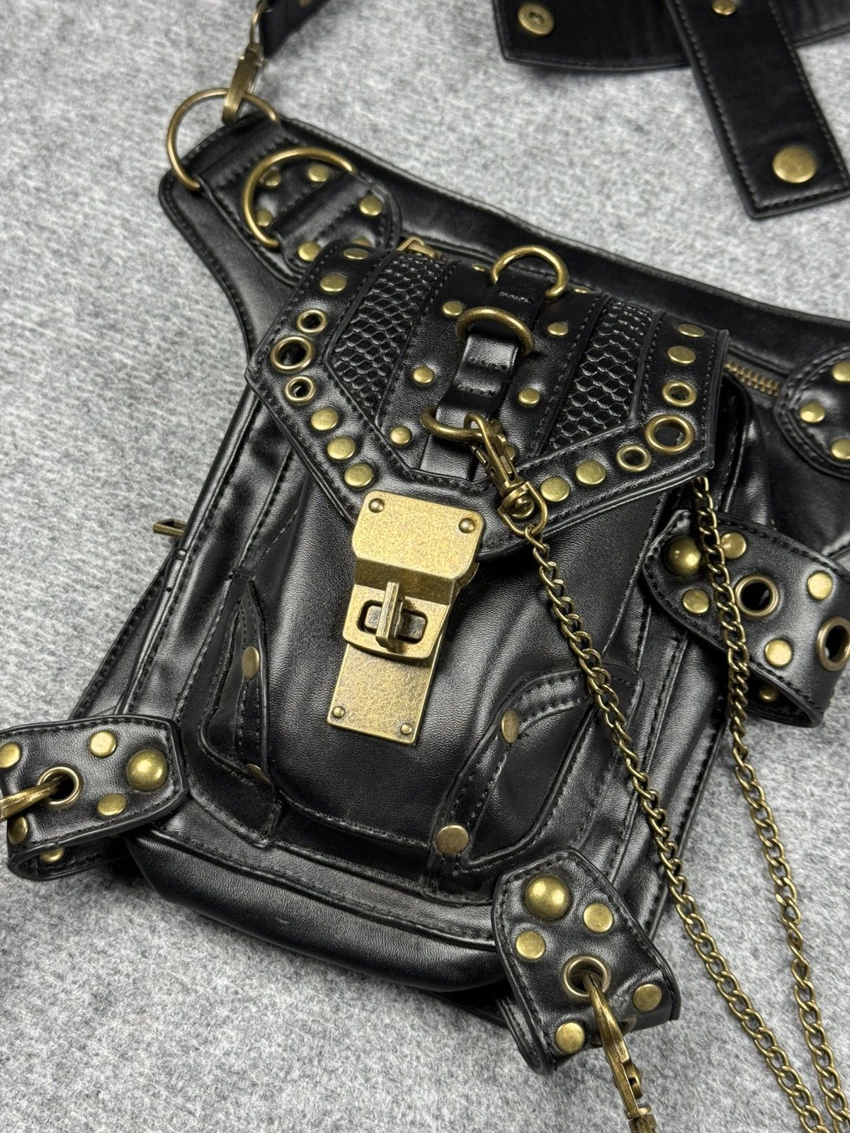 Japanese Brand Faux leather Avant Garde leg bag Size ONE SIZE - 2 Thumbnail