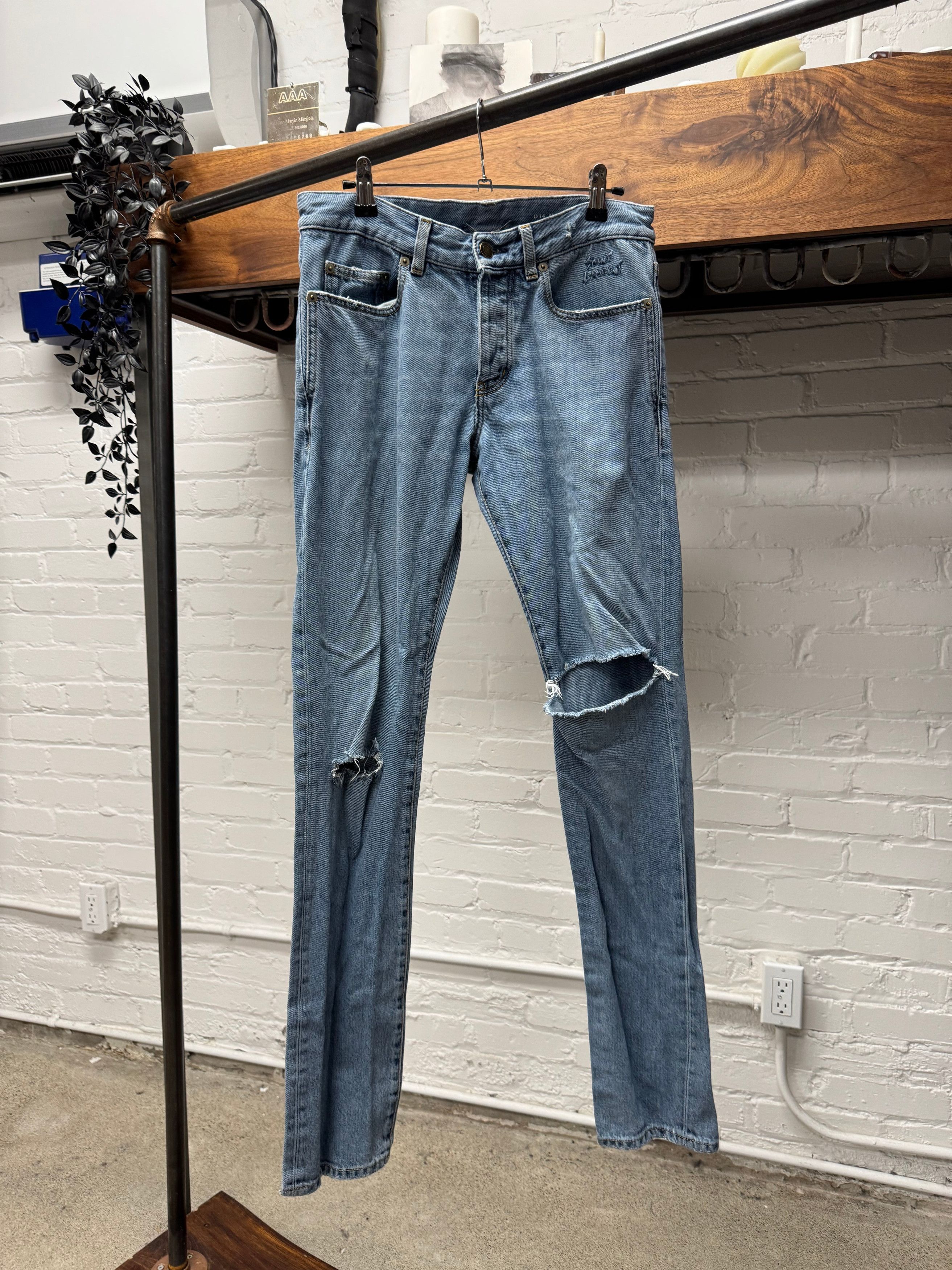 Saint Laurent Paris 2017 Saint Laurent Pocket Logo ‘D14’ Distressed Blue Denim Size US 28 / EU 44 - 1 Thumbnail